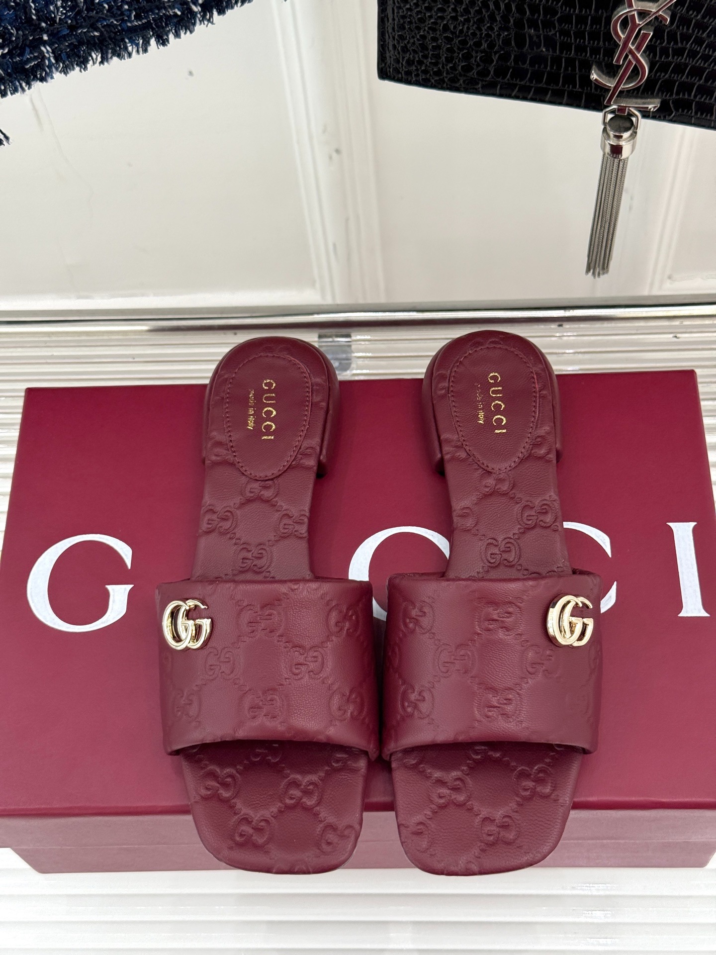 구* 클래식 엠보 플랫 샌들