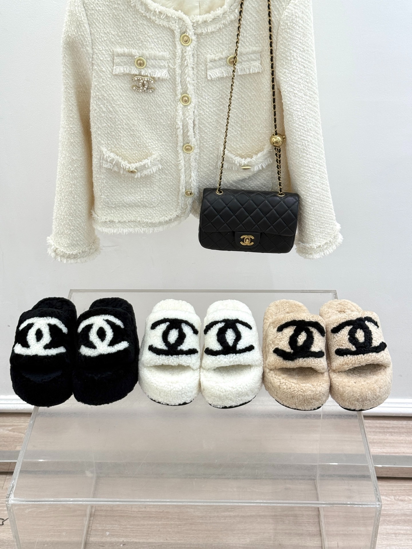 샤* 클래식 더블C 통굽 퍼 슬리퍼