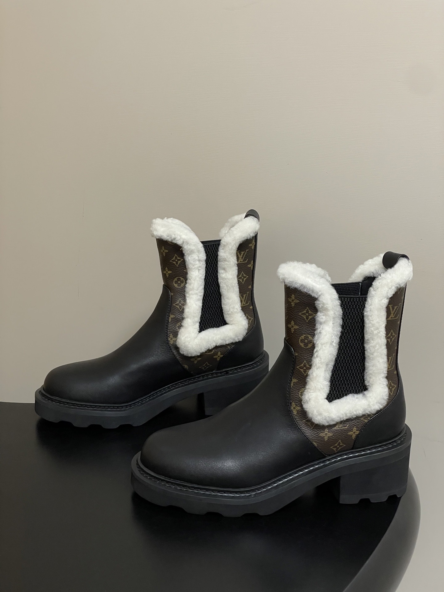 루*비통 25 신상 양털 첼시부츠
