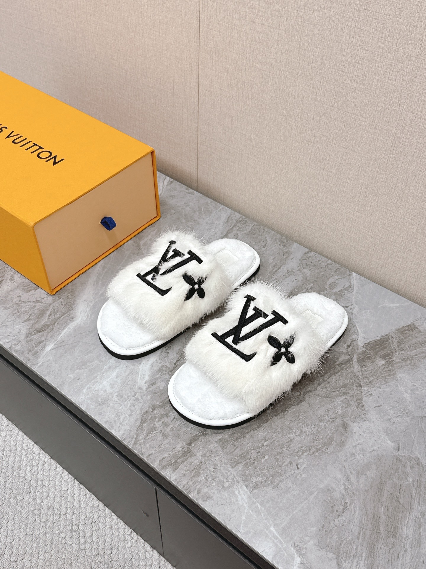 루*비통 신상 털 슬리퍼