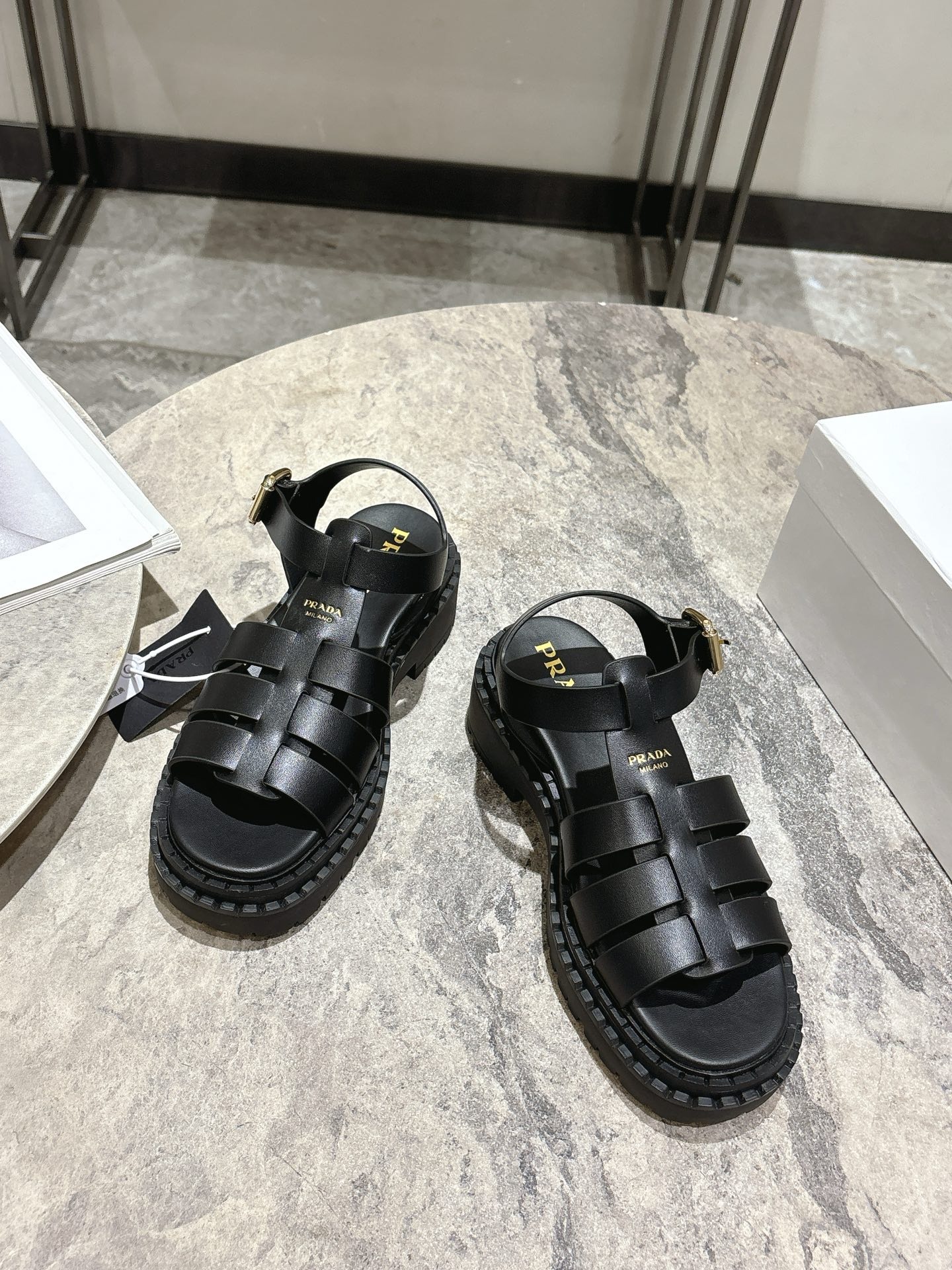 프*다 25ss 로마 메쉬 샌들