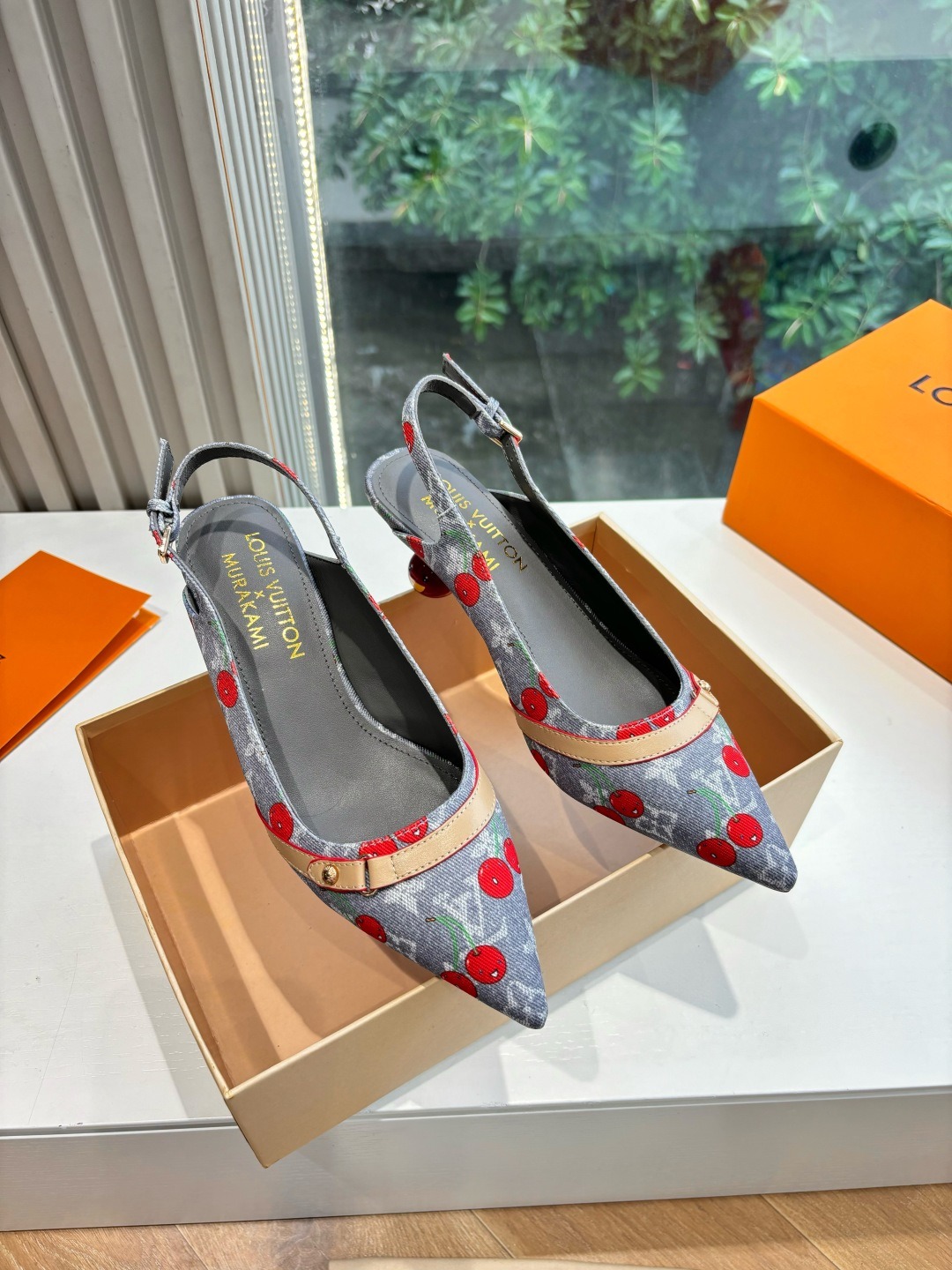 루*비통 x 무*카미 신상 단화 샌들