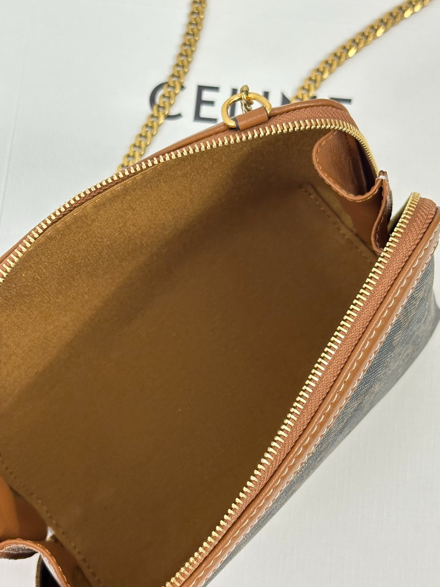 셀린느 트리옹프 캔버스 & 램스킨 체인 클러치 탄