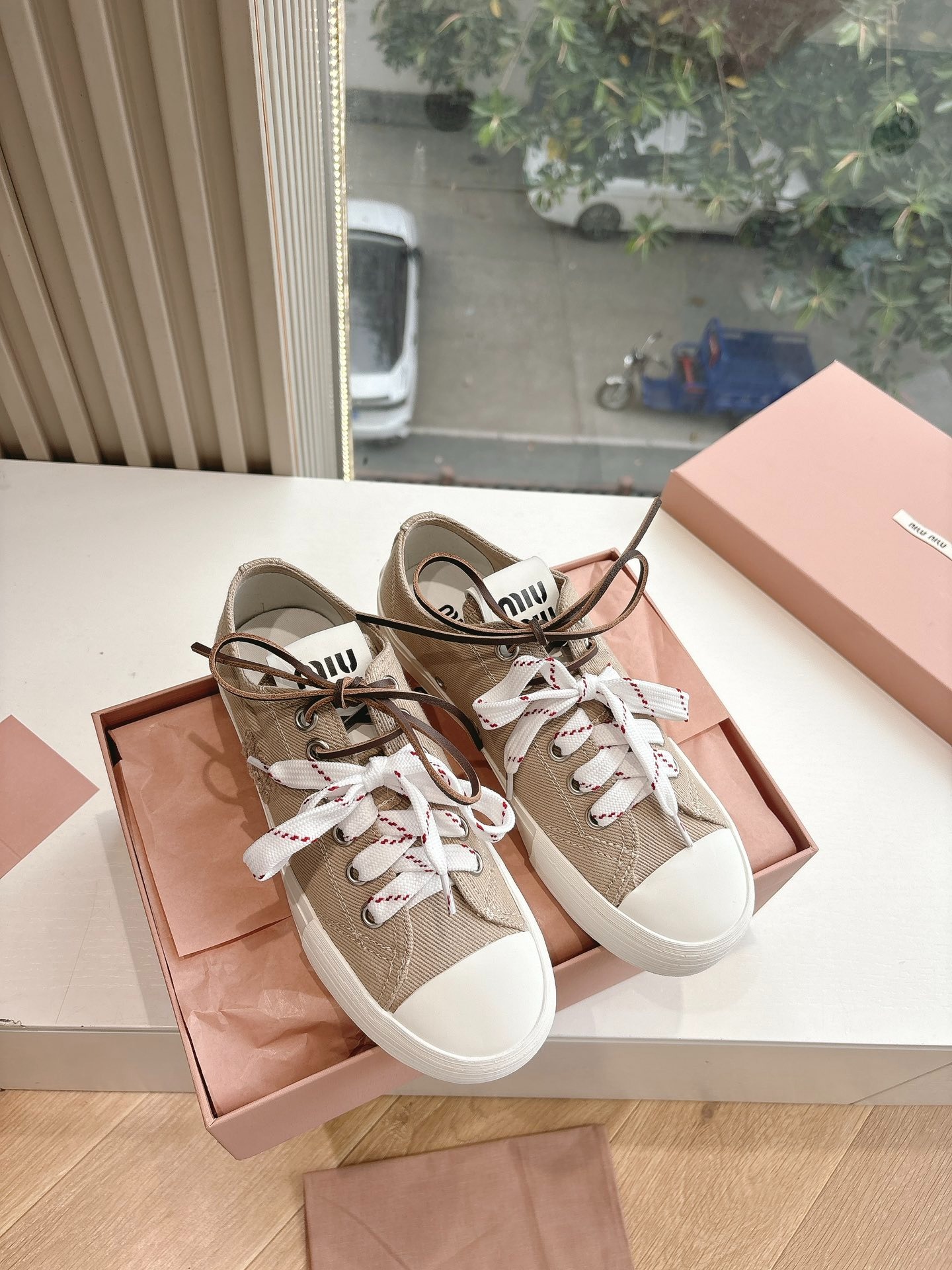 미*미* 2025 봄여름 컬렉션 런닝화