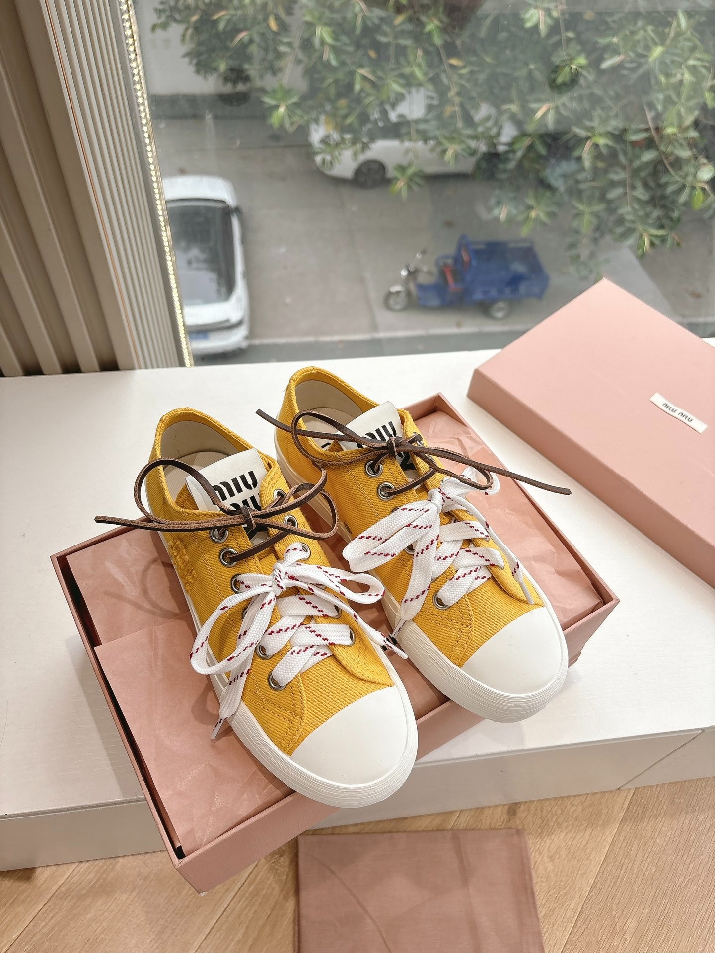 미*미* 2025 봄여름 컬렉션 런닝화