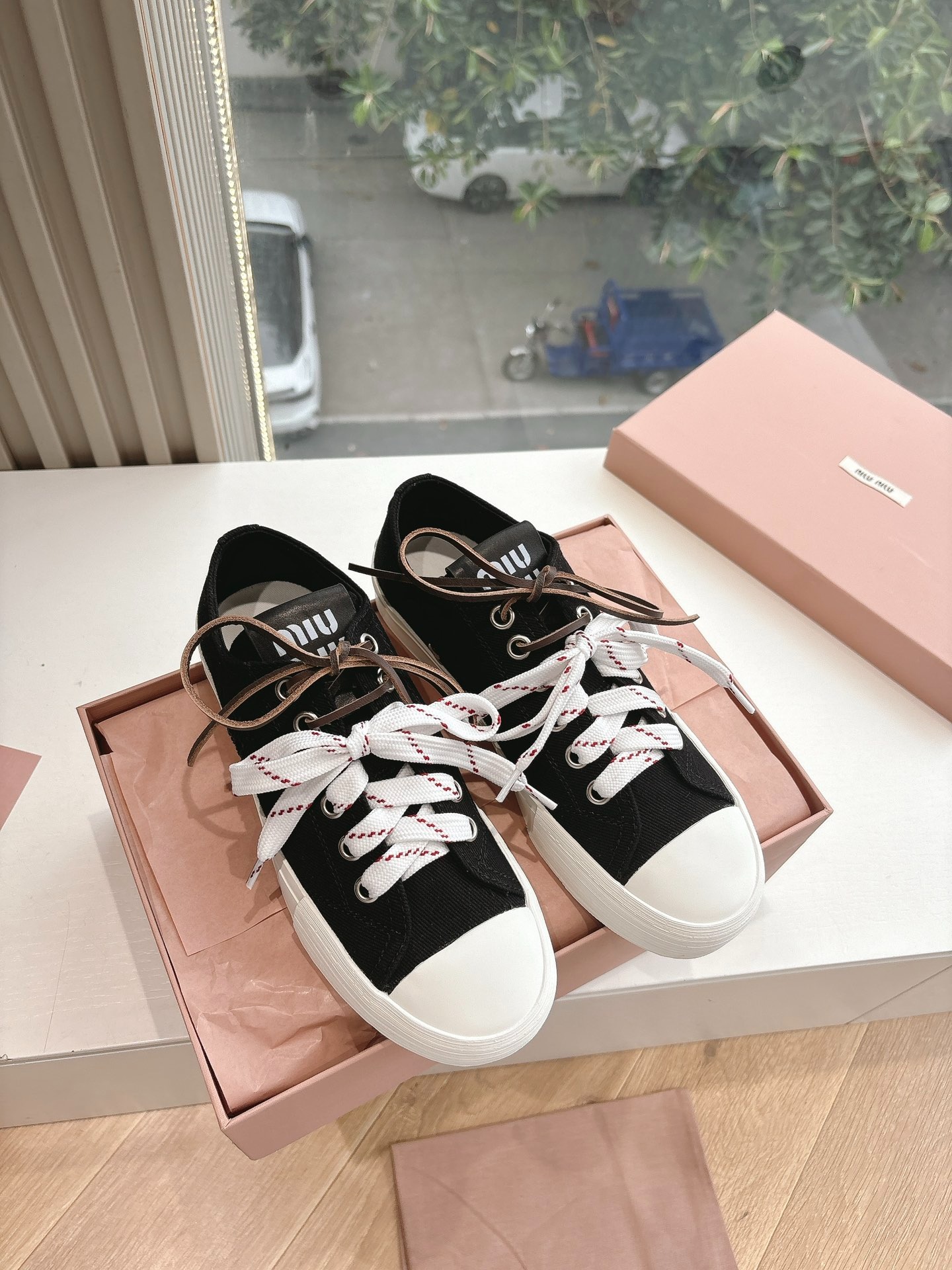 미*미* 2025 봄여름 컬렉션 런닝화