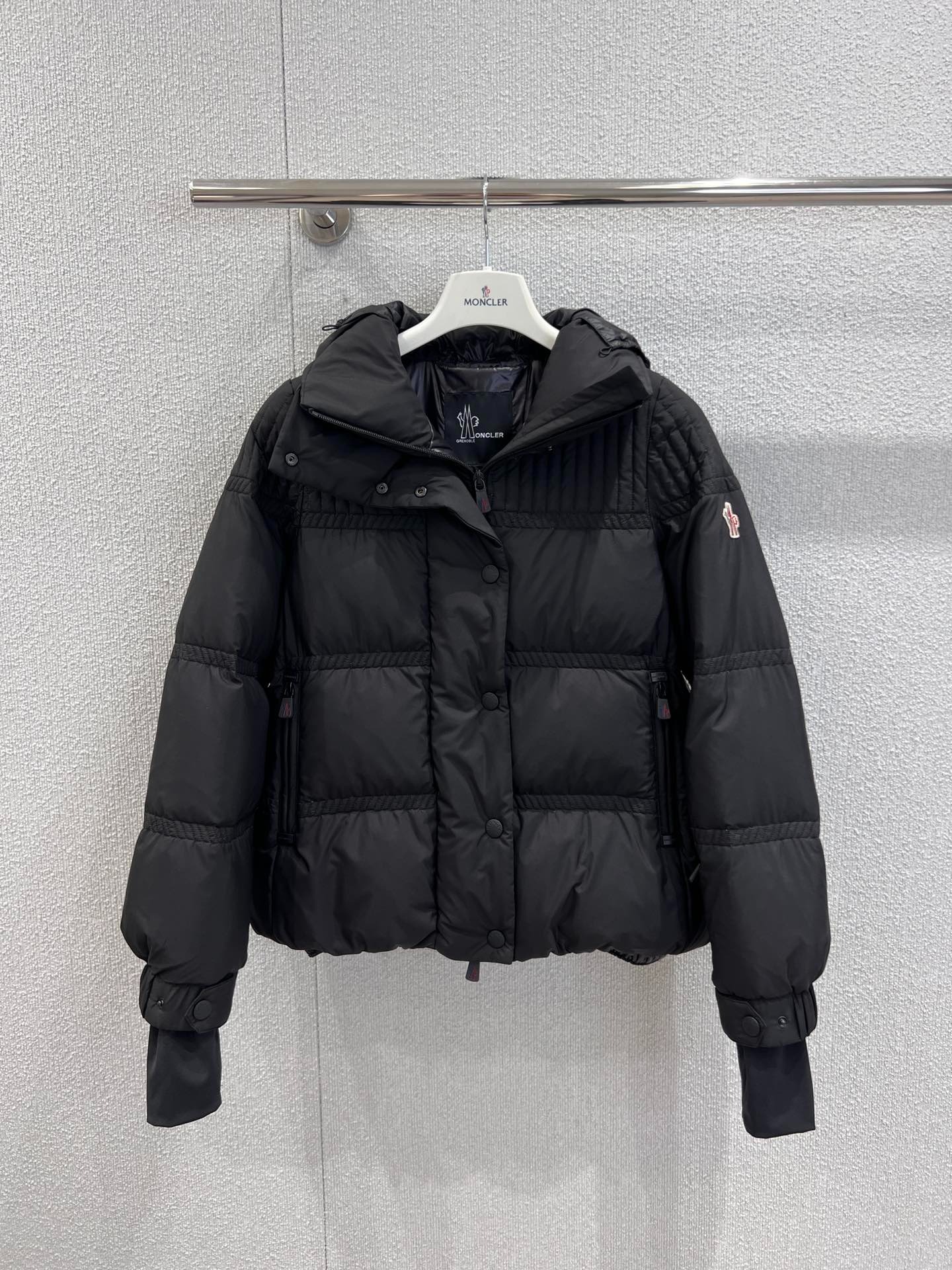 몽*레르 25FW 신상 숏 스키 컬렉션 패치 패딩