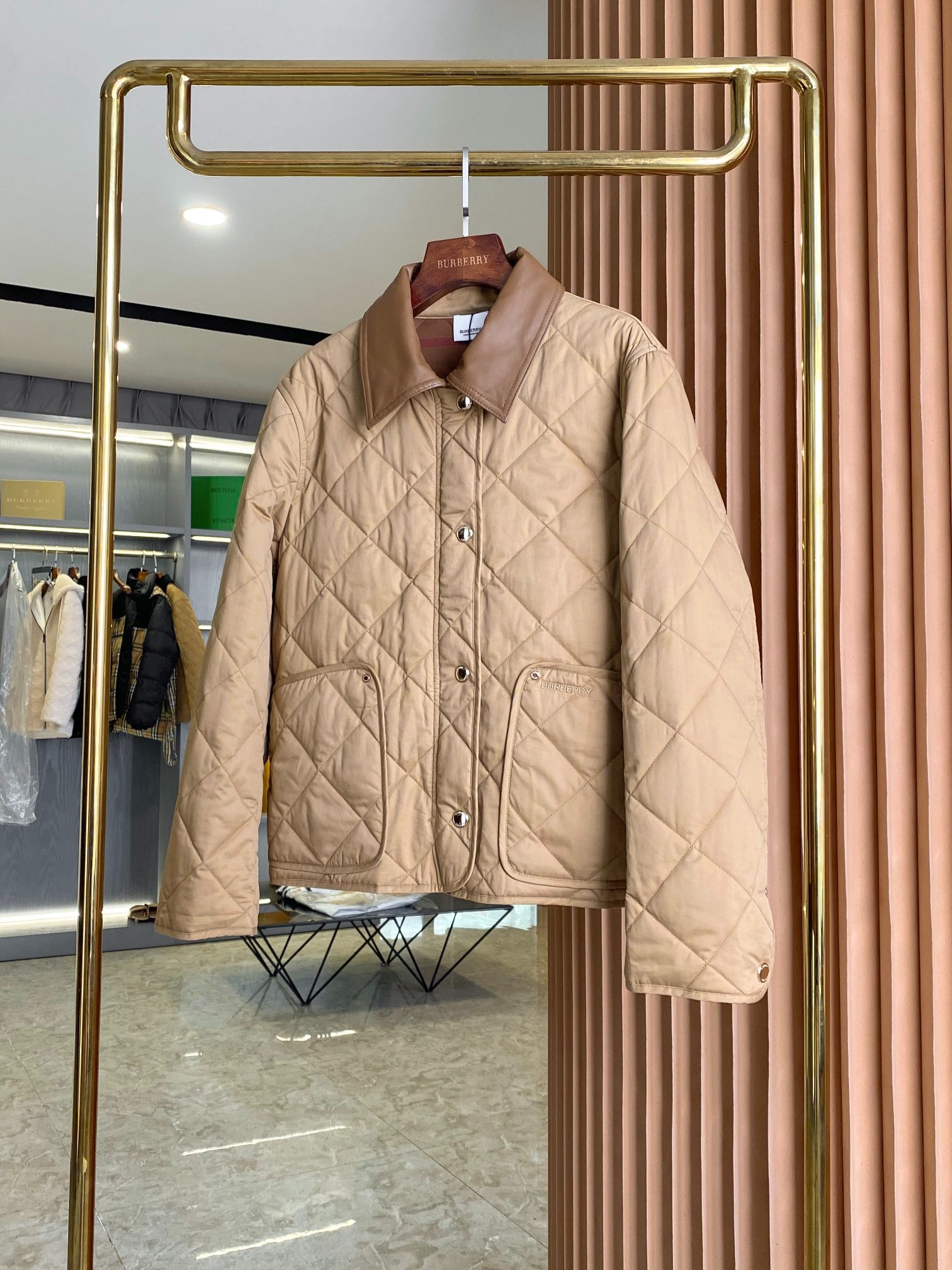 버*리 가죽 카라 패딩 점퍼