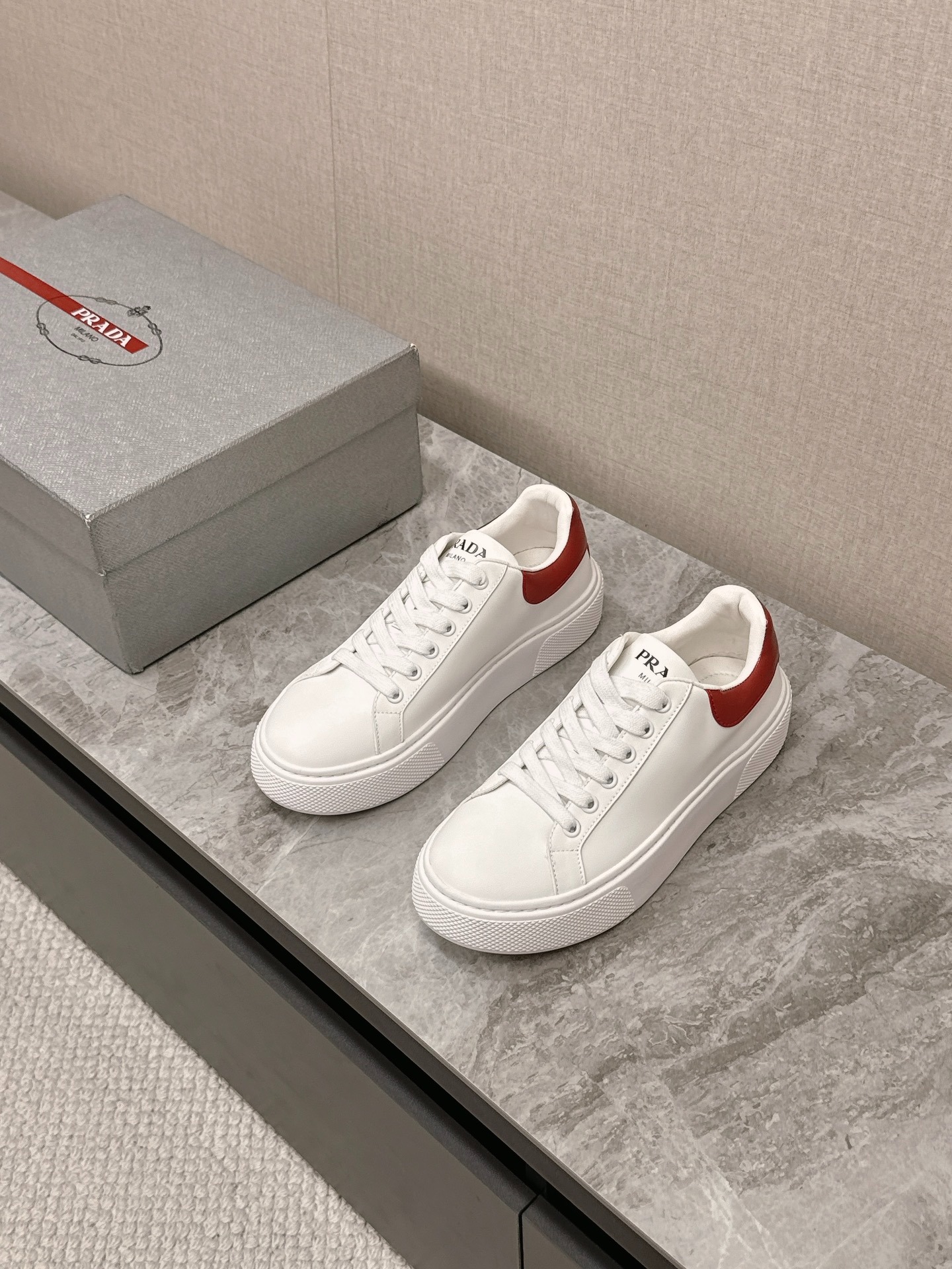 프*다 봄여름 최신 삼각로고 화이트 스니커즈