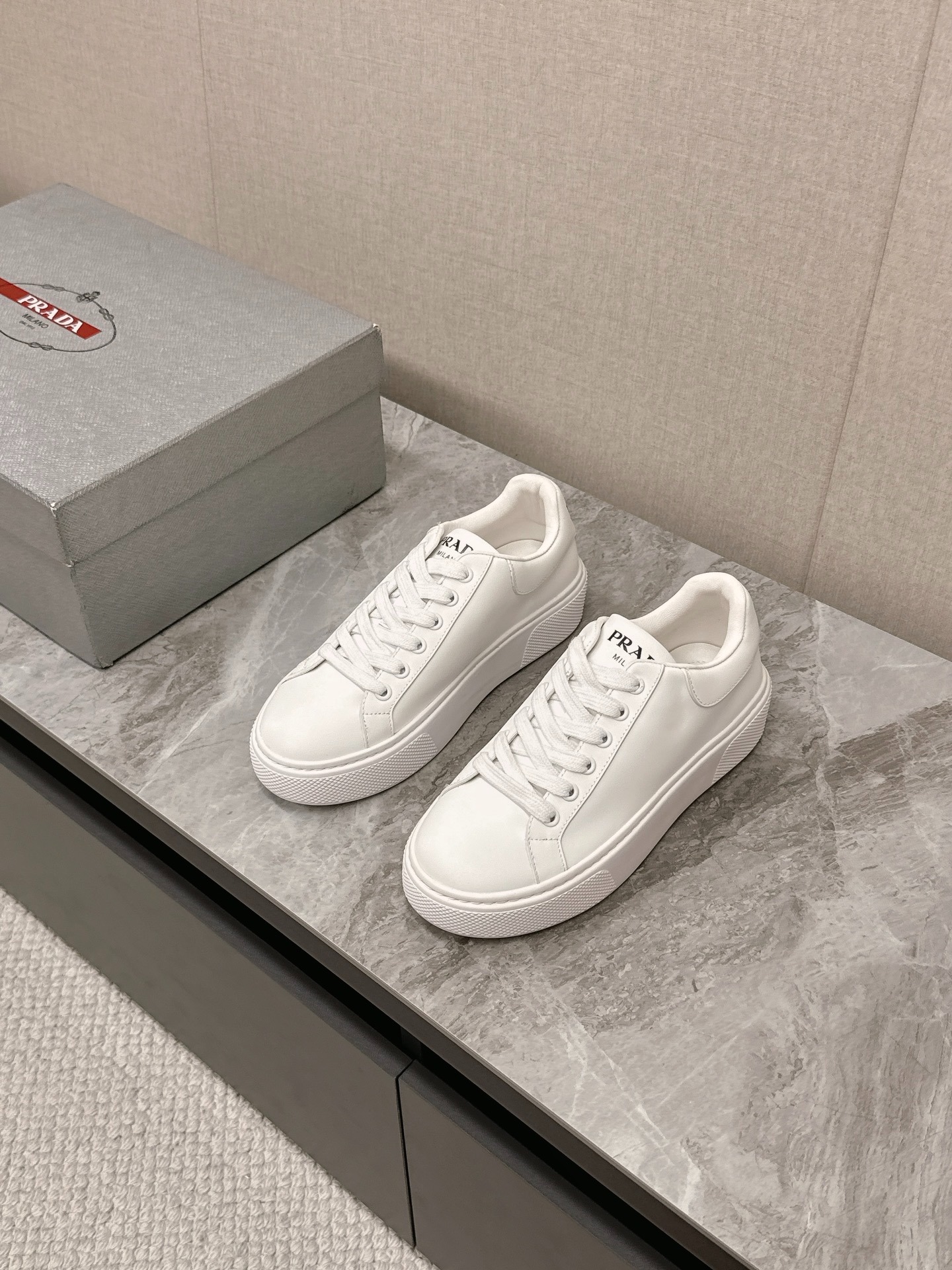 프*다 봄여름 최신 삼각로고 화이트 스니커즈