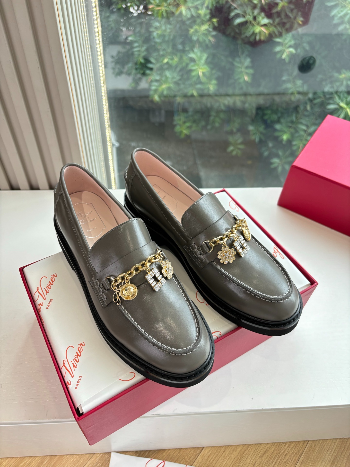 로*비비에 25ss 신상 큐빅 체인 로퍼