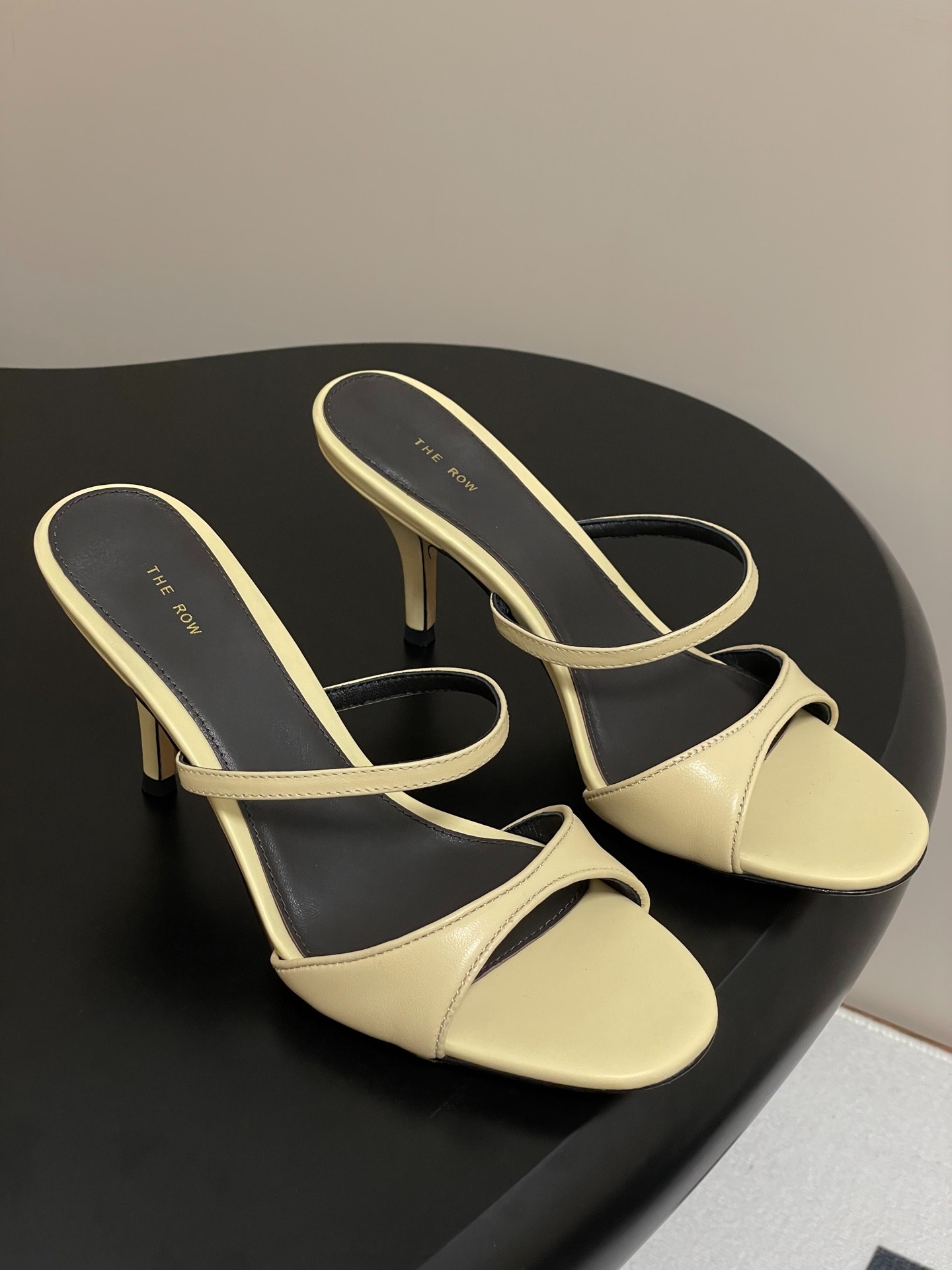 더*우 25s 봄여름 신상 심플 메탈가죽 통굽 샌들