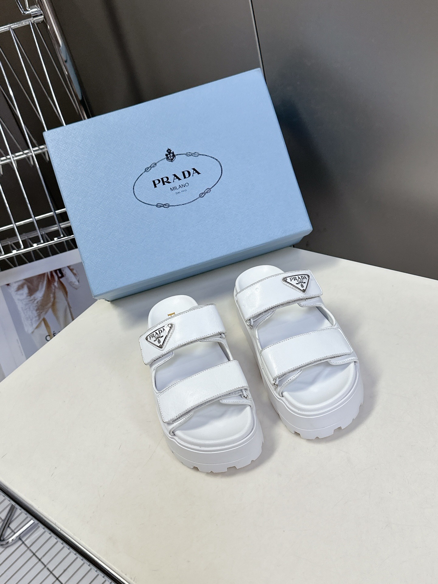 프*다 봄여름 신상 삼각로고 통굽 슬리퍼