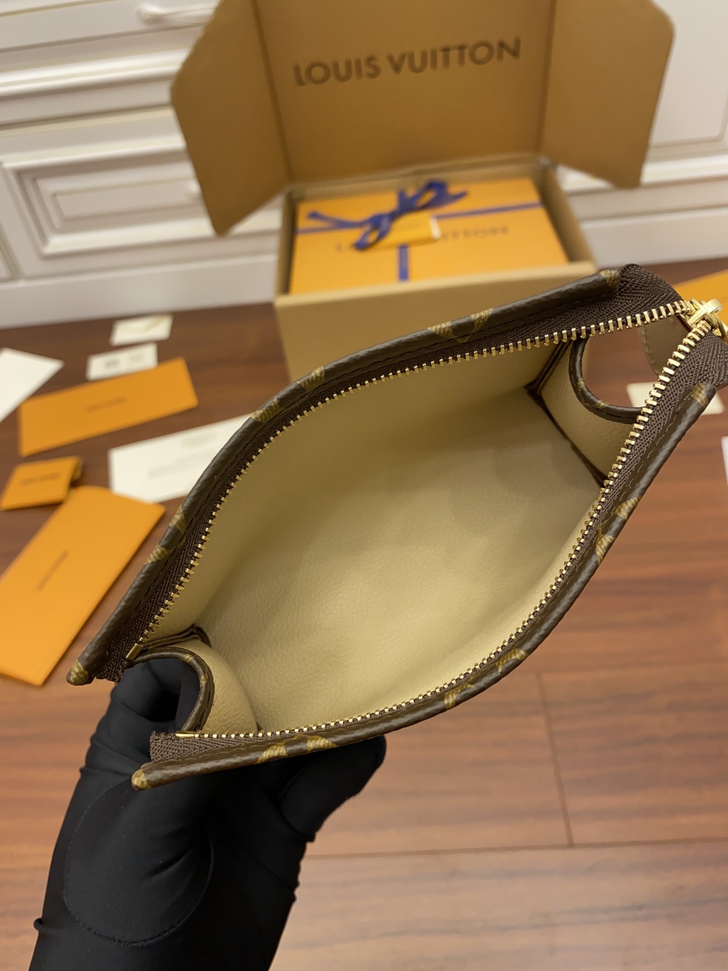 루이비통 토일렛 클러치