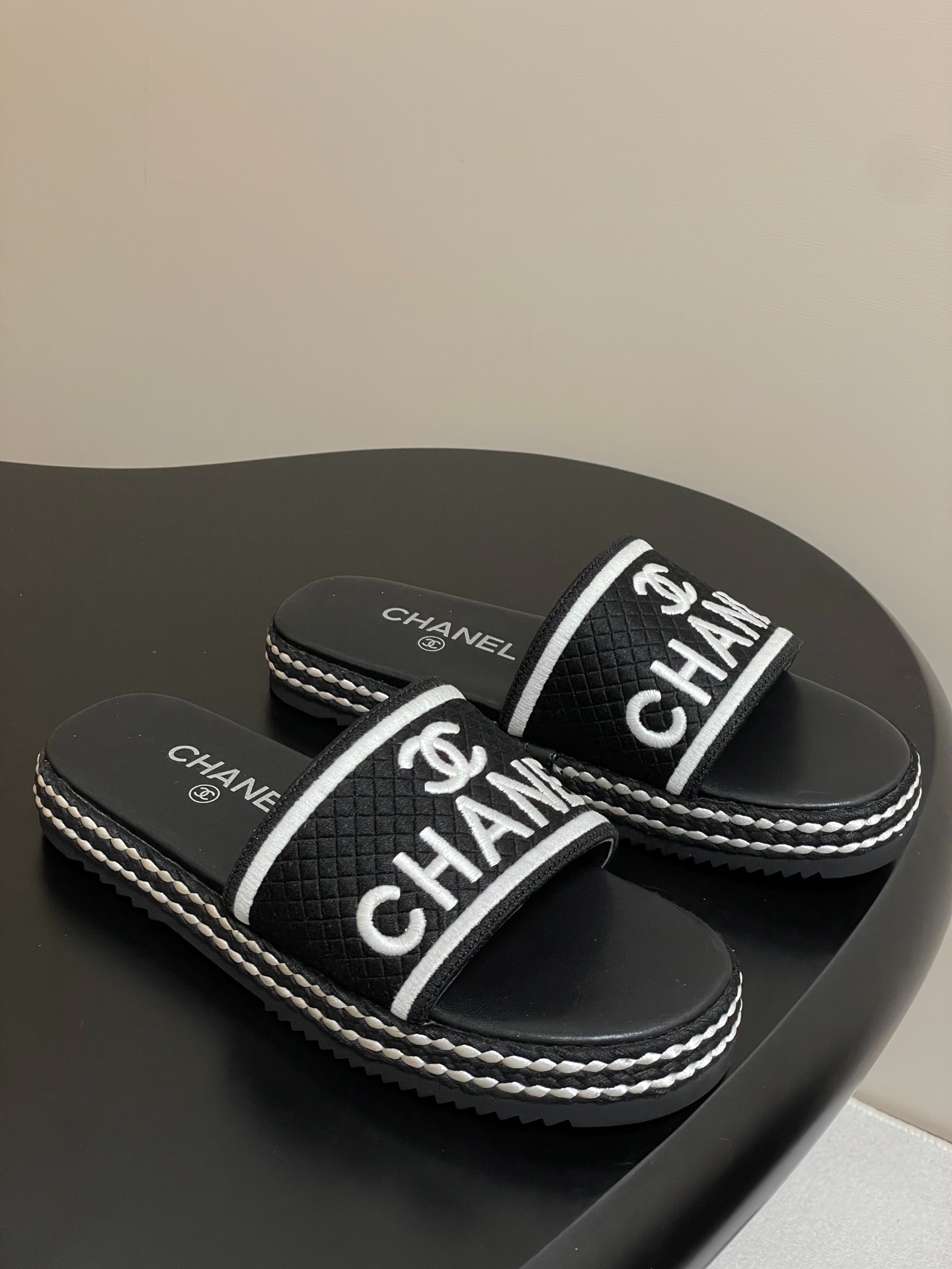 샤* 꼬임 더블C 레터링 일자 슬리퍼