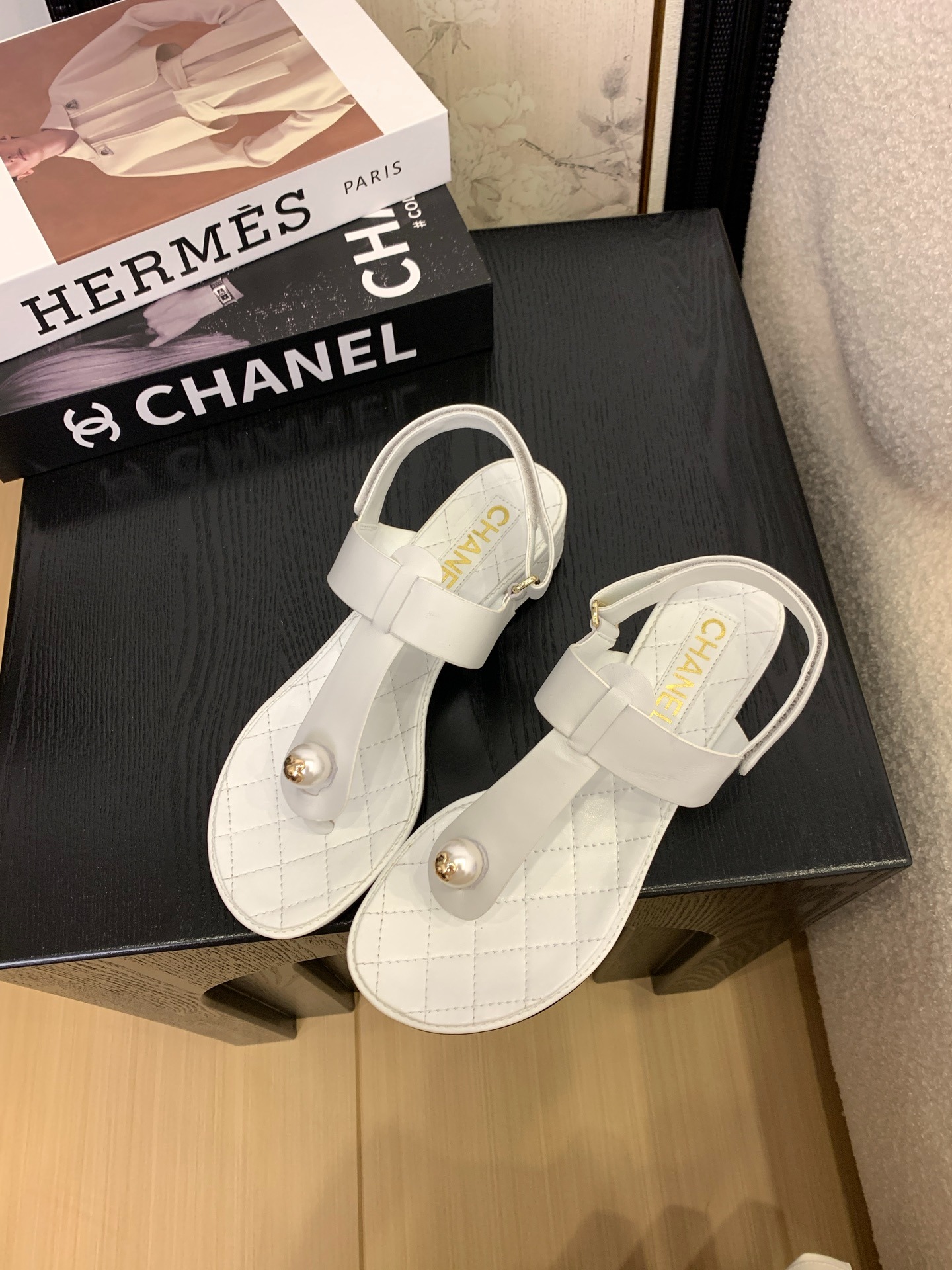 샤* 2025 봄여름 최신 진주 버클 클래식 조리 샌들