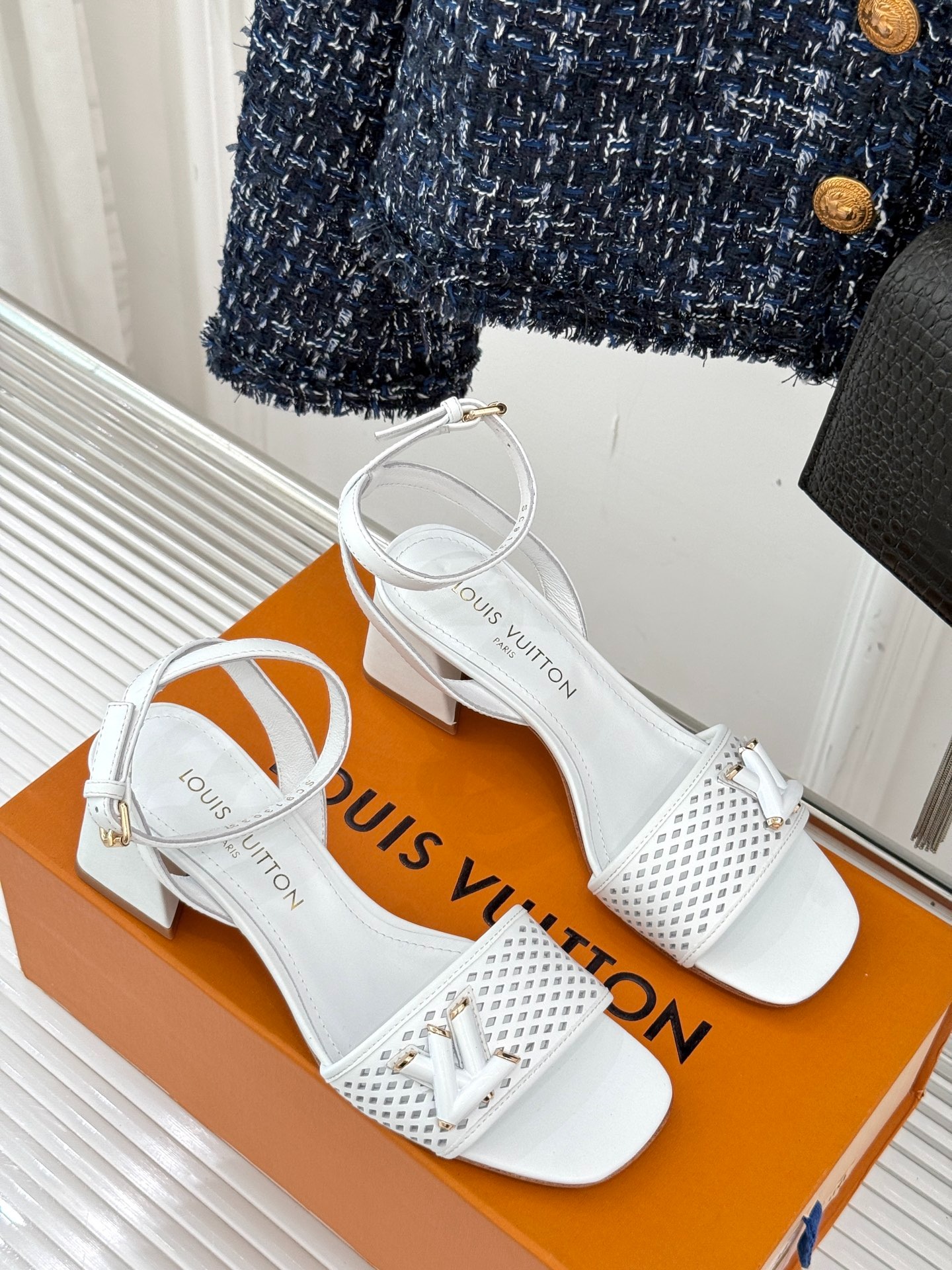 루*비통 클래식 봄여름 신상 하이힐 샌들