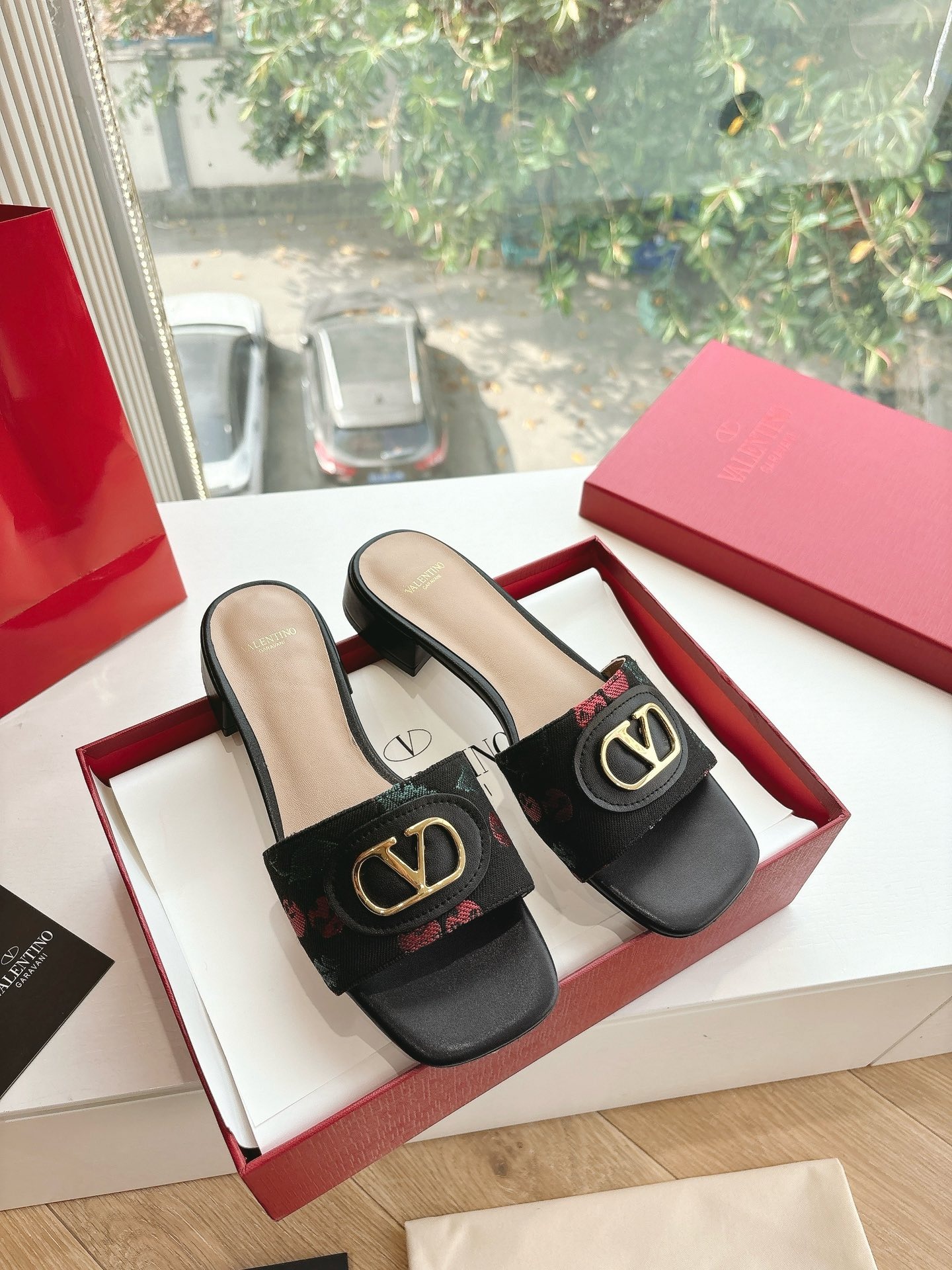 발*티노 클래식 2025 봄여름 메탈릭 슬리퍼