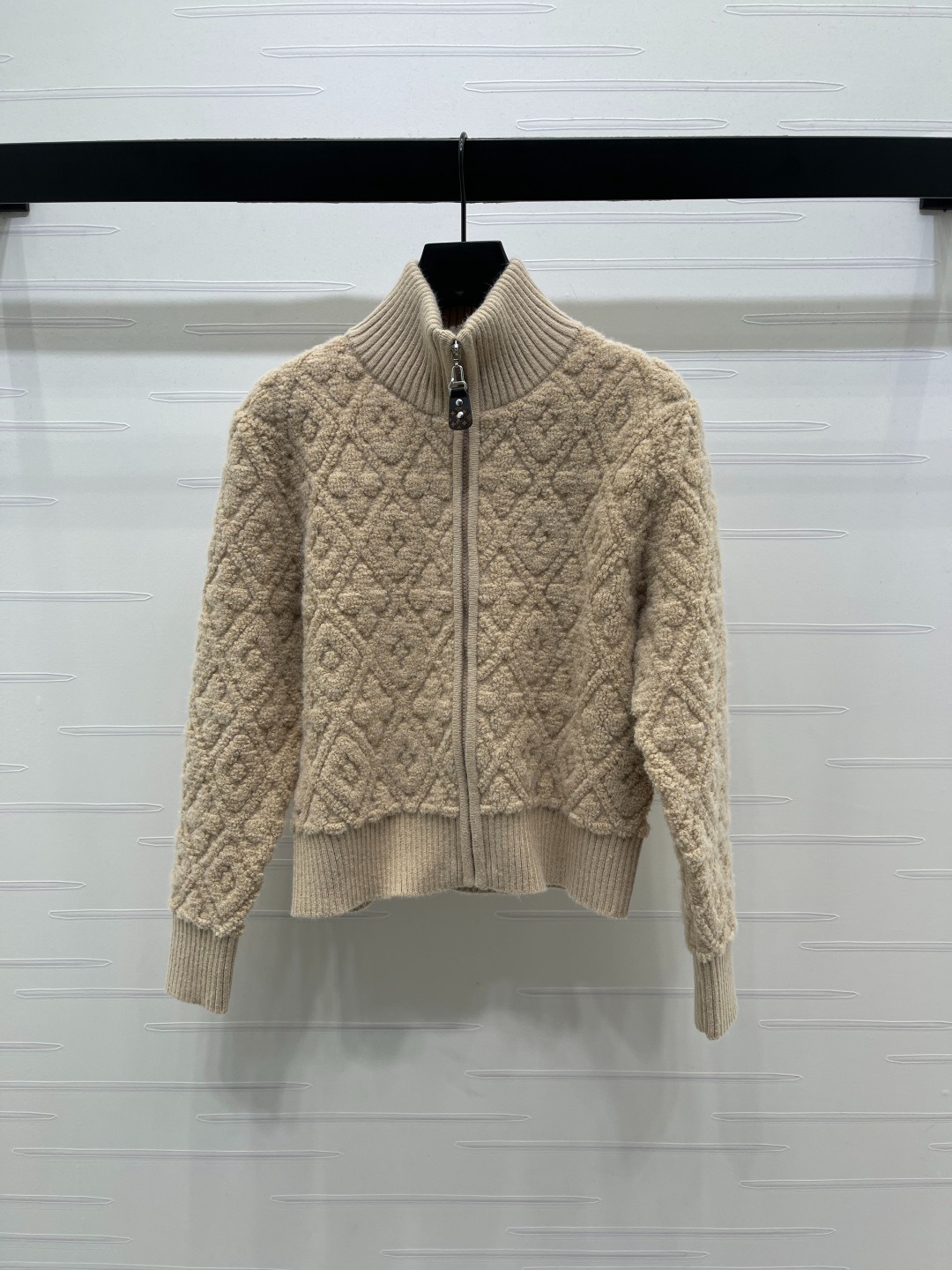 루*비통 25년 신상 퀼팅 니트 카디건