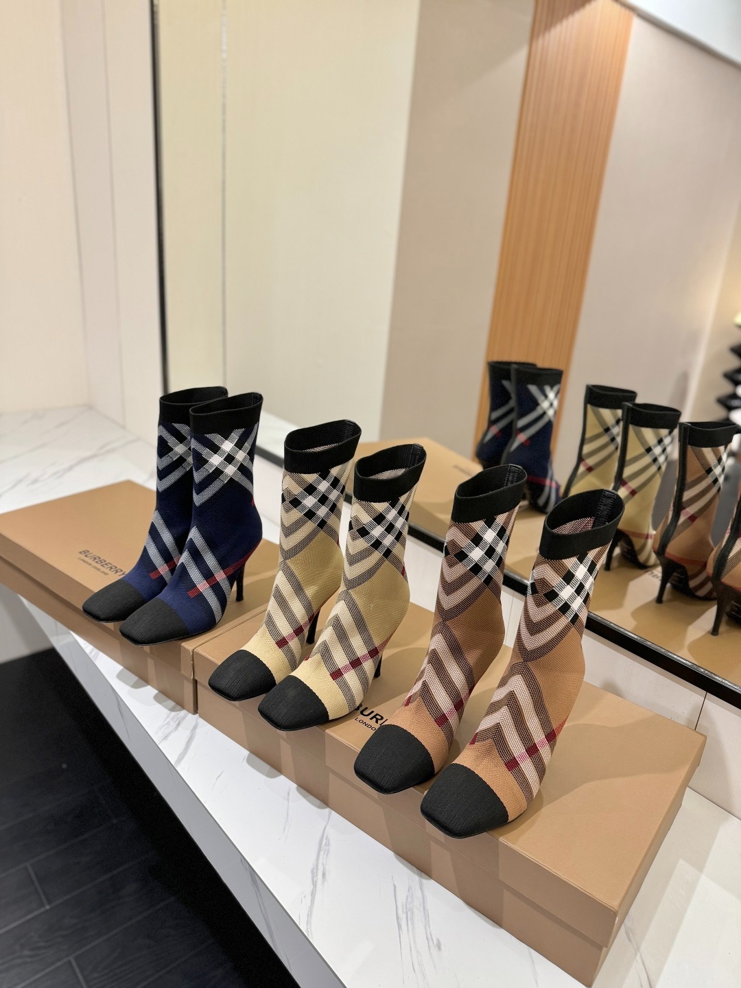 버*리 25 니트 체크 부츠