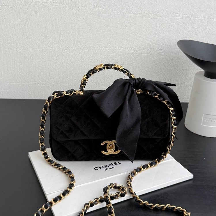 샤넬 핸들 장식의 미니 플랩 백 