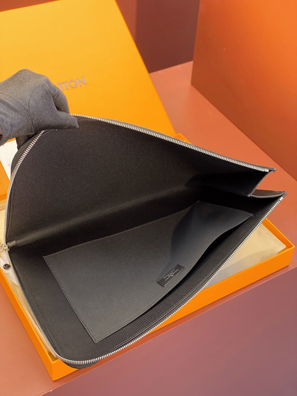 루*비 그라파이트 포쉐트 주르 GM 클러치백 N64437