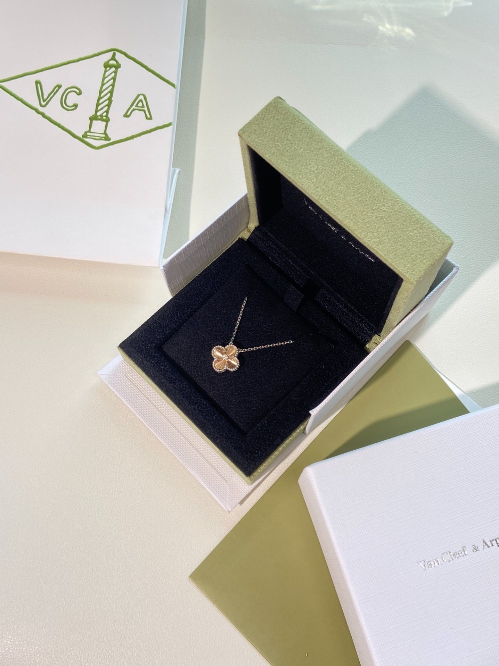 반*리프 24 홀리데이 리미티드 에디션 빈티지 알함브라 목걸이