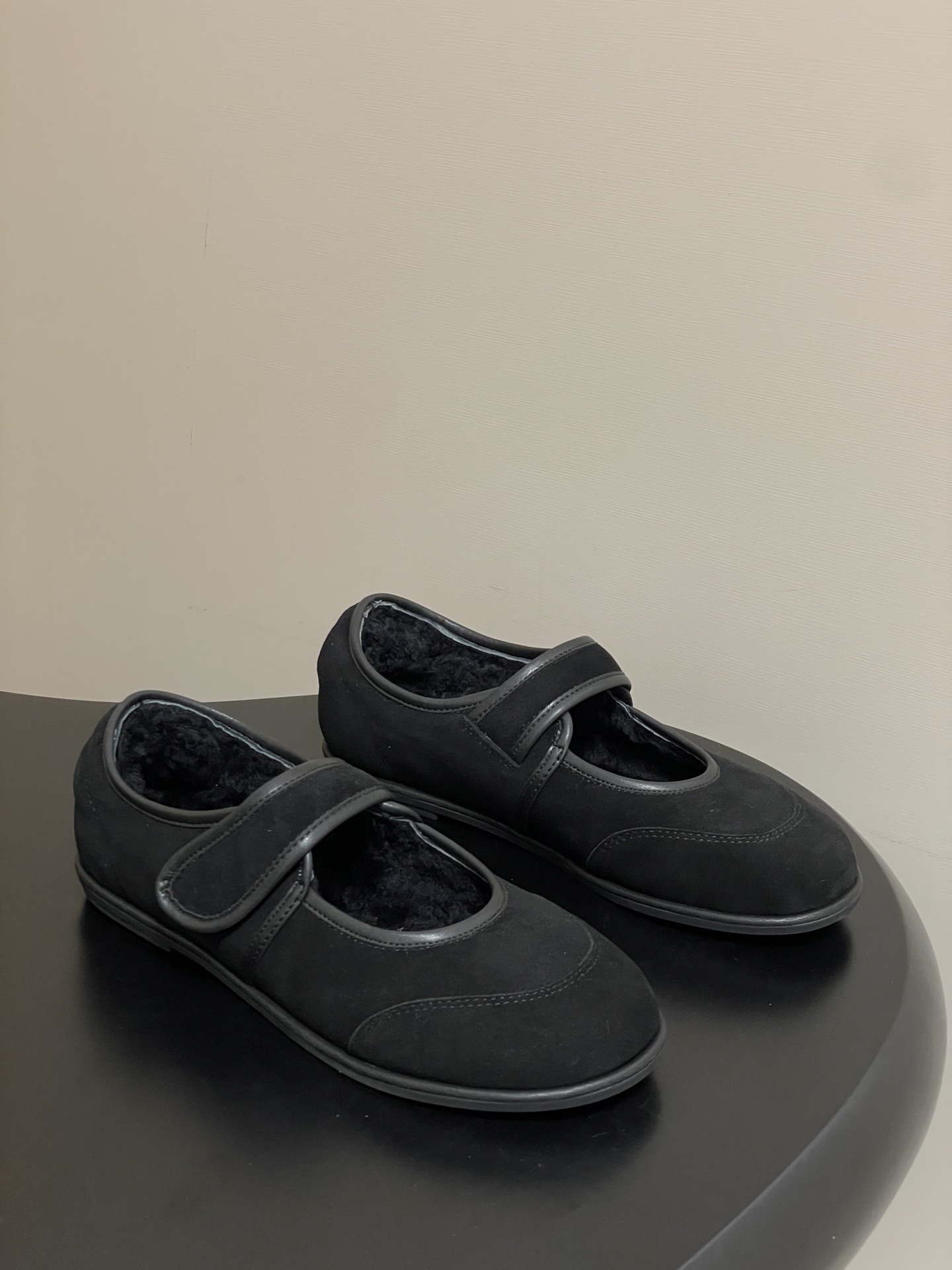 더*우 25ss 신상 플랫슈즈 퍼 워커