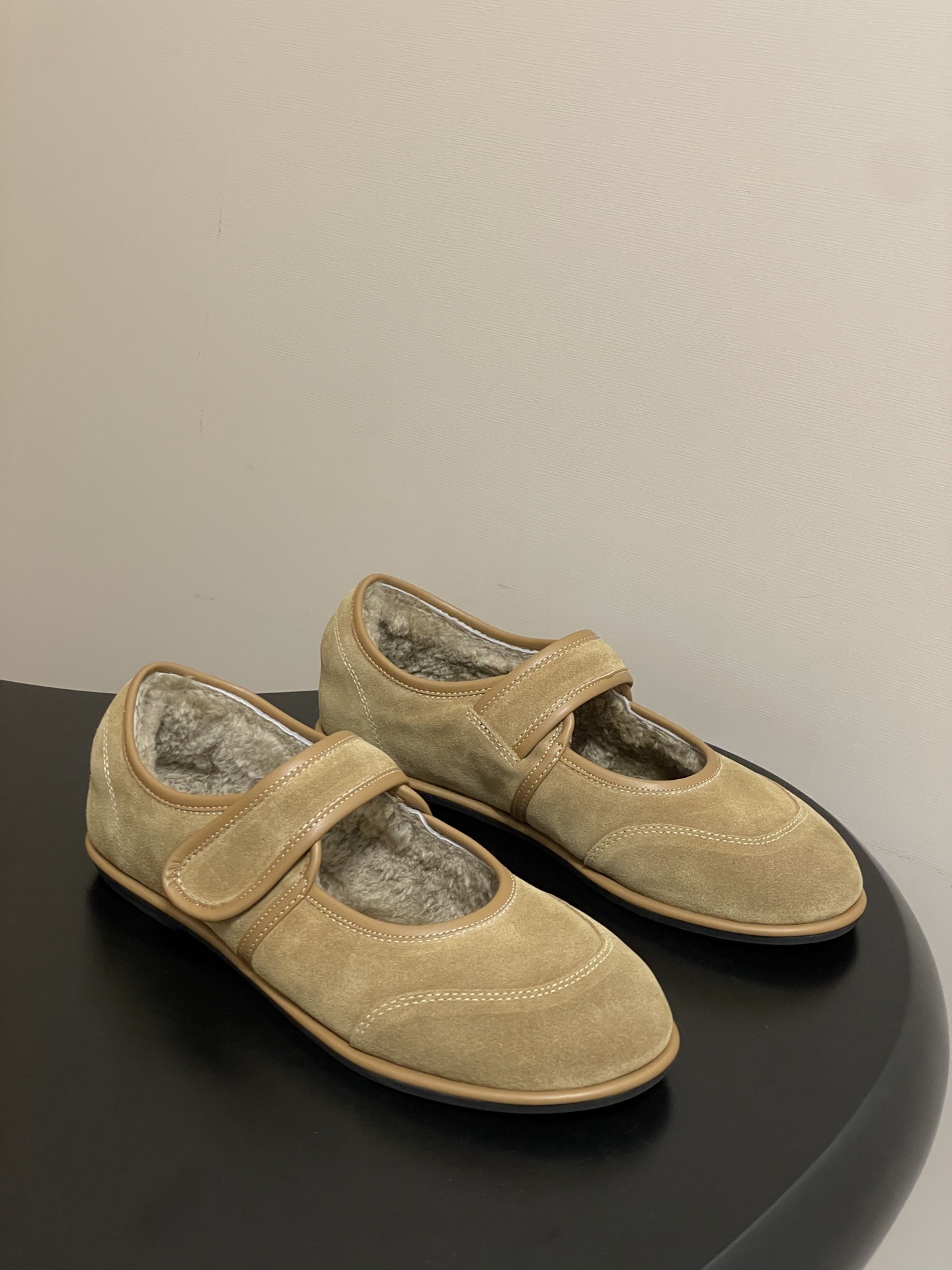 더*우 25ss 신상 플랫슈즈 퍼 워커