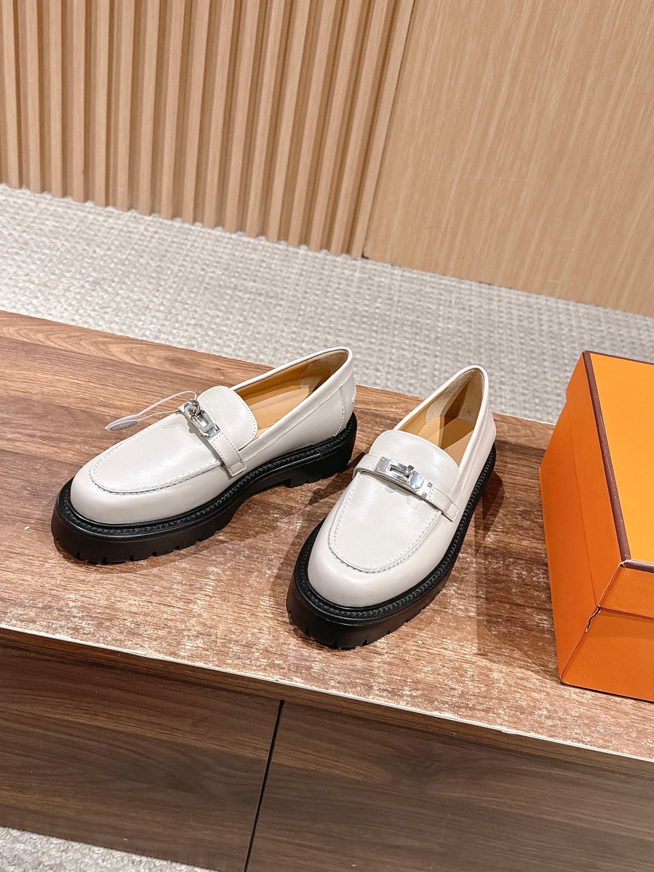 에*메스 켈리 버클 아이콘 로퍼