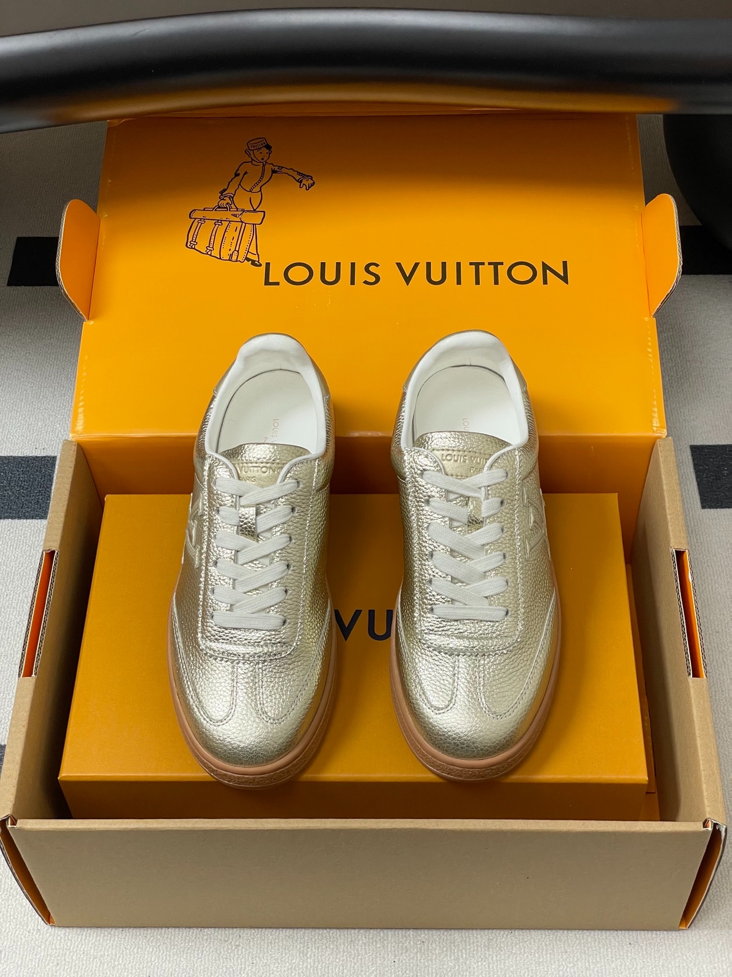 루*비통 신상 통굽 스니커즈
