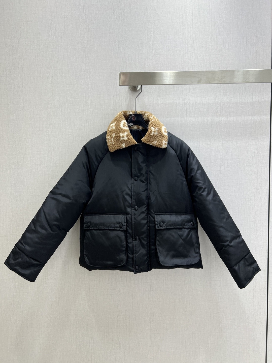 루*비통 25 신상 프린트 넥 패딩 코트