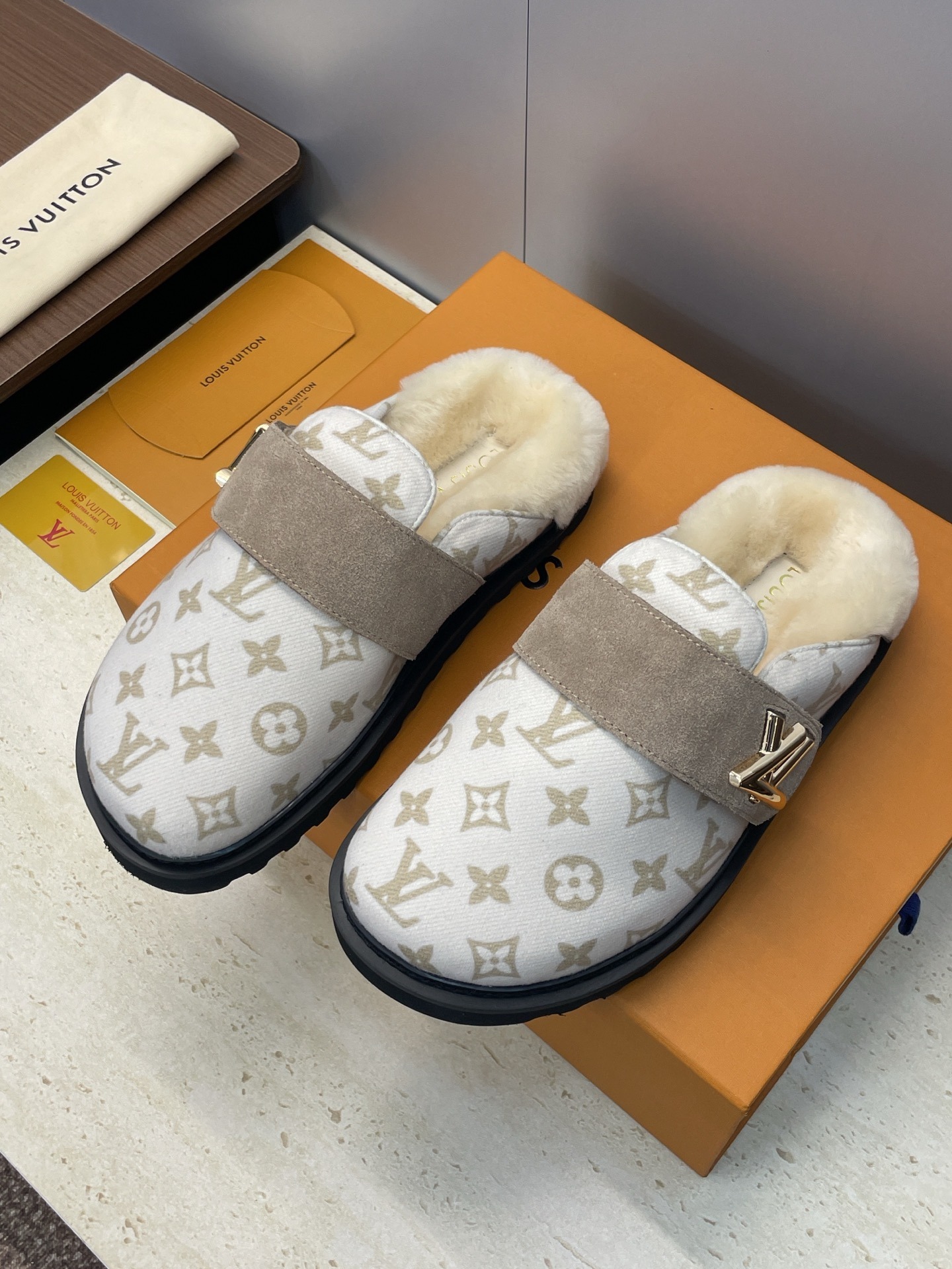 루*비통 스웨이드 컴포트 클로즈드 뮬