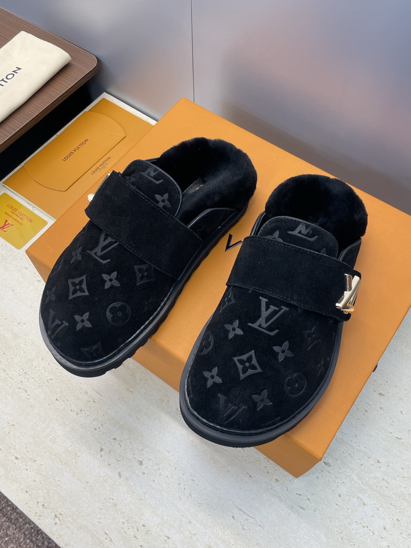 루*비통 스웨이드 컴포트 클로즈드 뮬