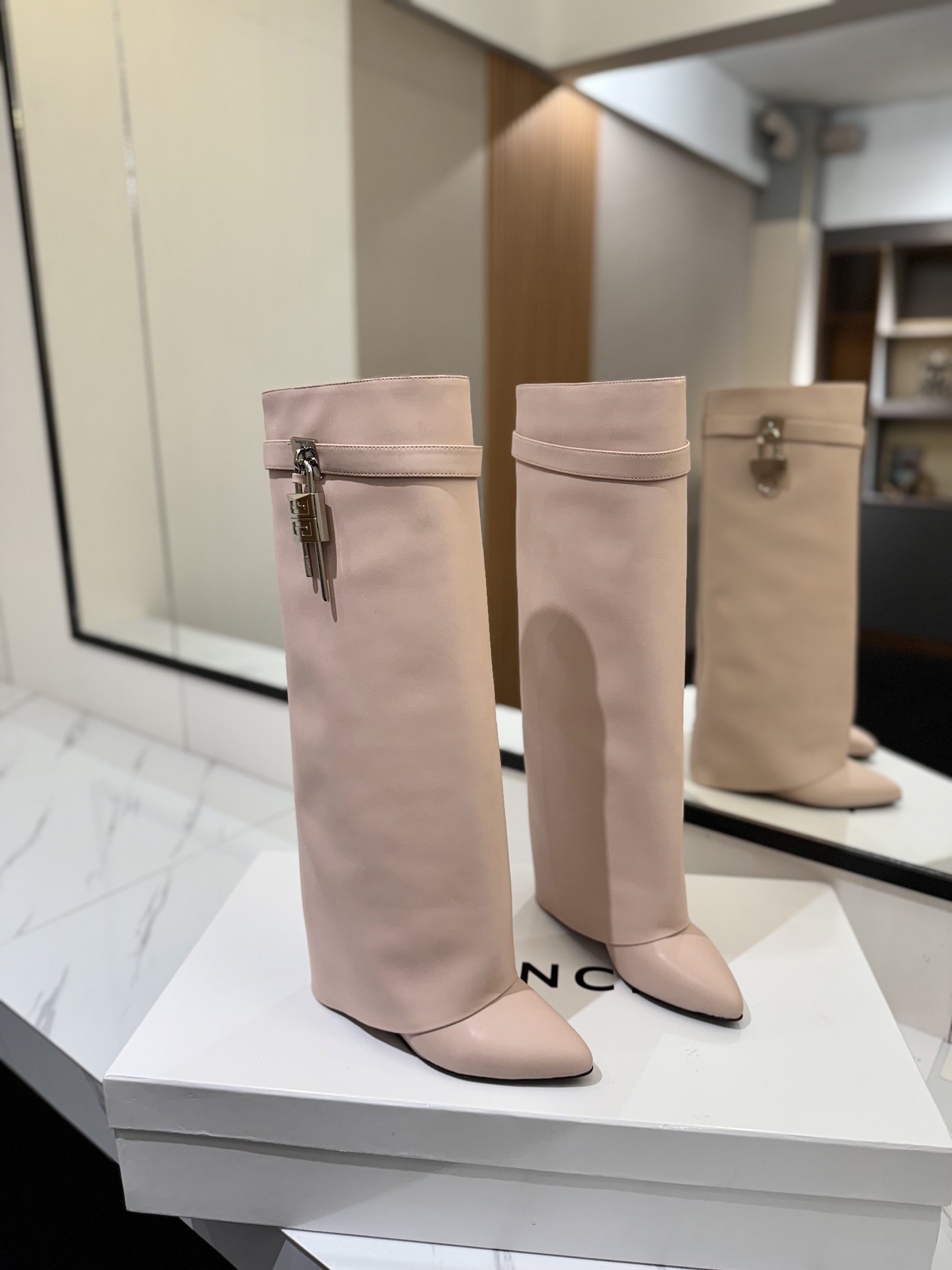 지*시 신상 샤크 락 부츠