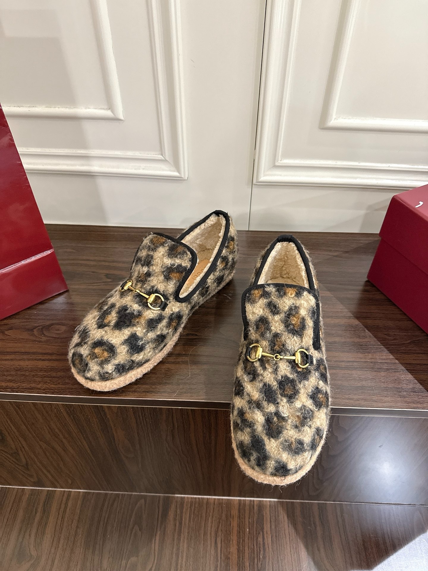 구* 홀스빗 레오파드 퍼 단화