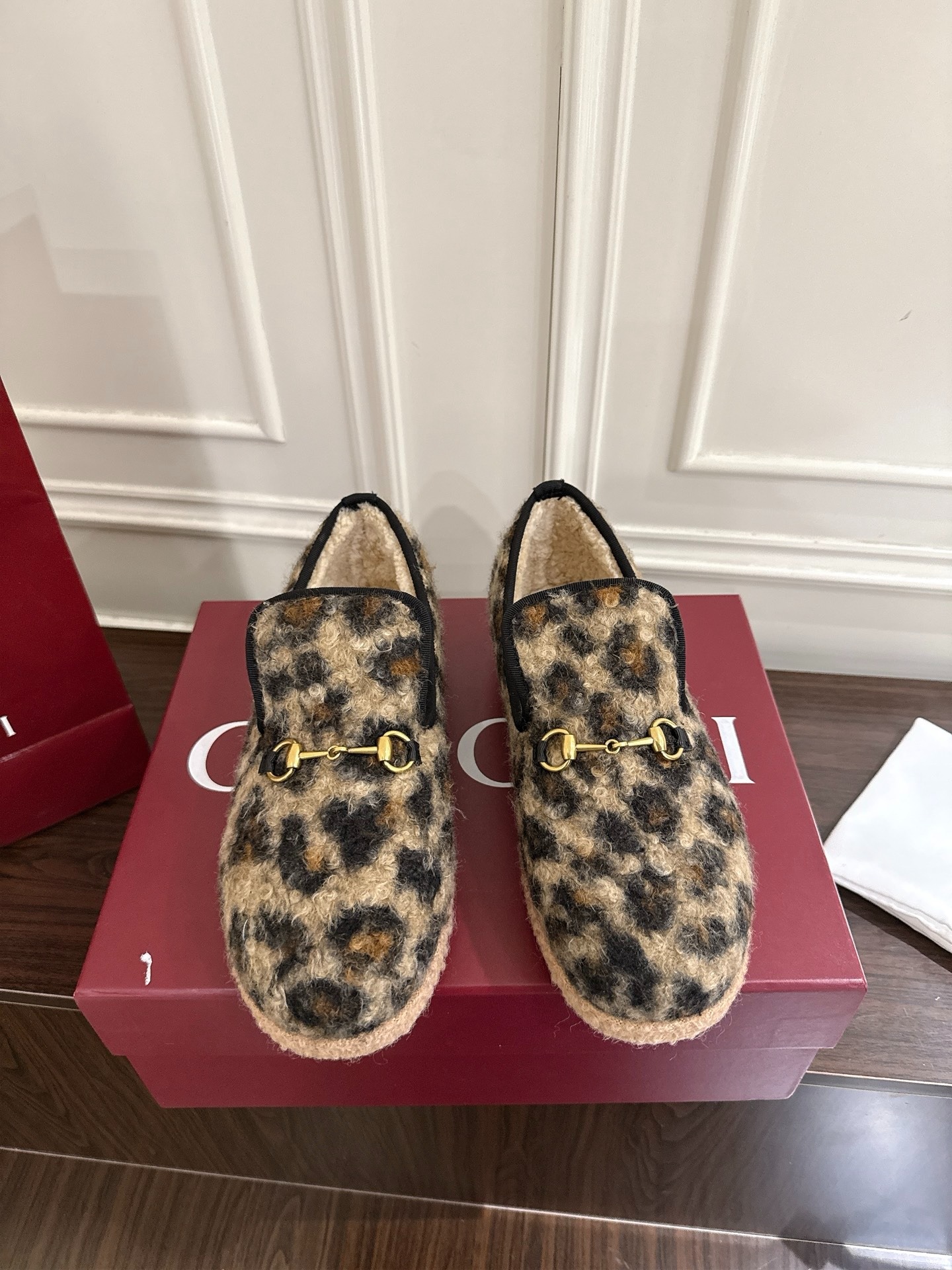 구* 홀스빗 레오파드 퍼 단화