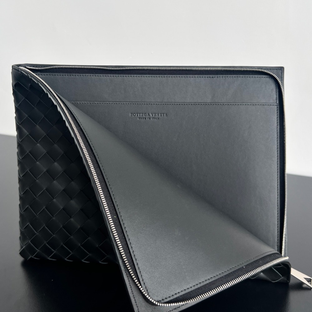 보*가베네타 인트레치아토 레더 하프 지퍼 파우치 607479