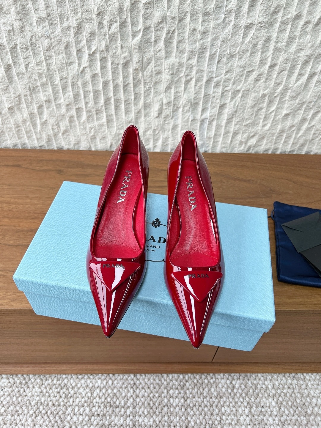 프*다 26ss 봄 신상 삼각로고 힐