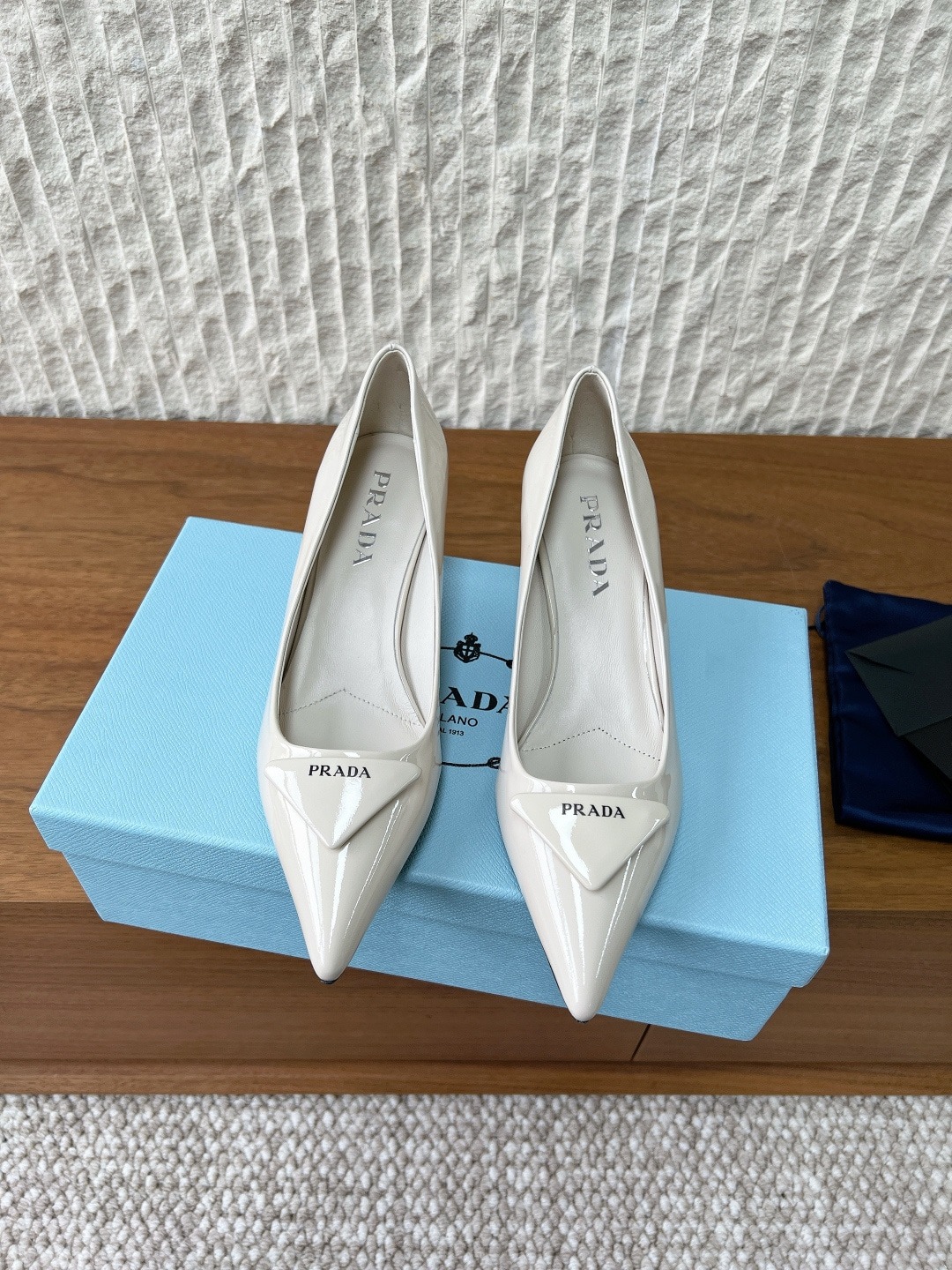 프*다 26ss 봄 신상 삼각로고 힐