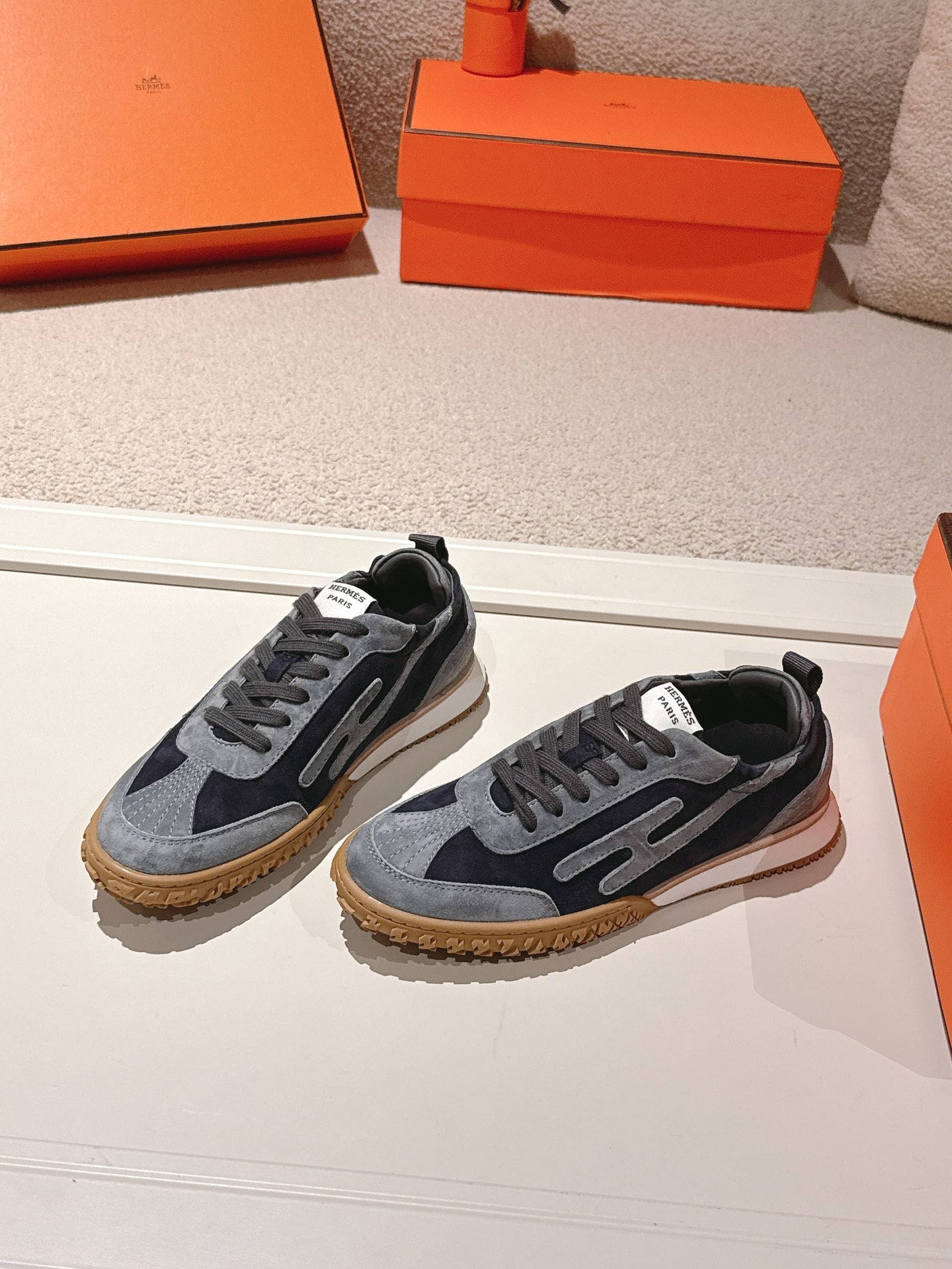 에*메스 스웨이드 스니커즈