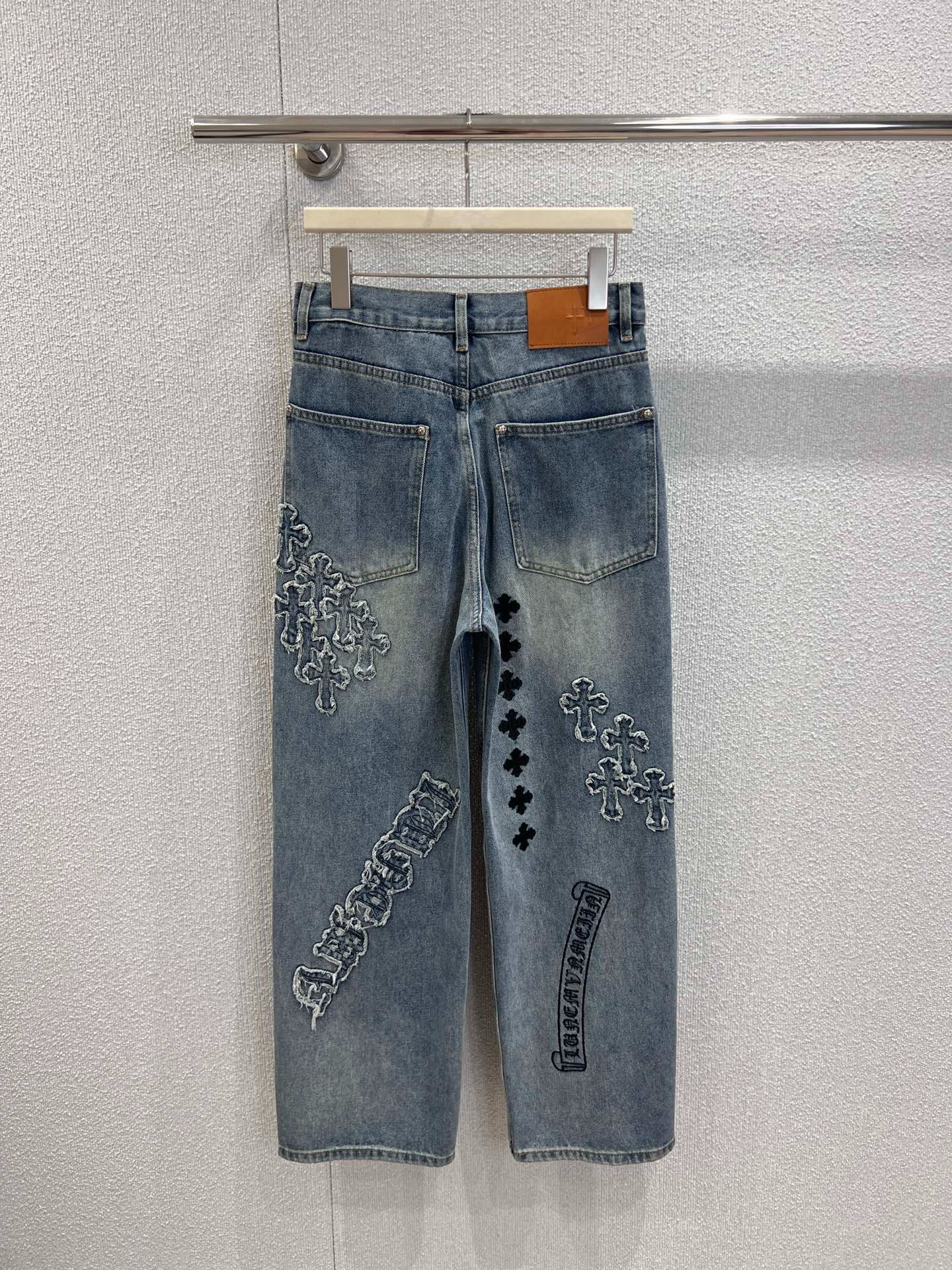 크*하츠 26 봄 신상 아플리케 일자 데님 팬츠