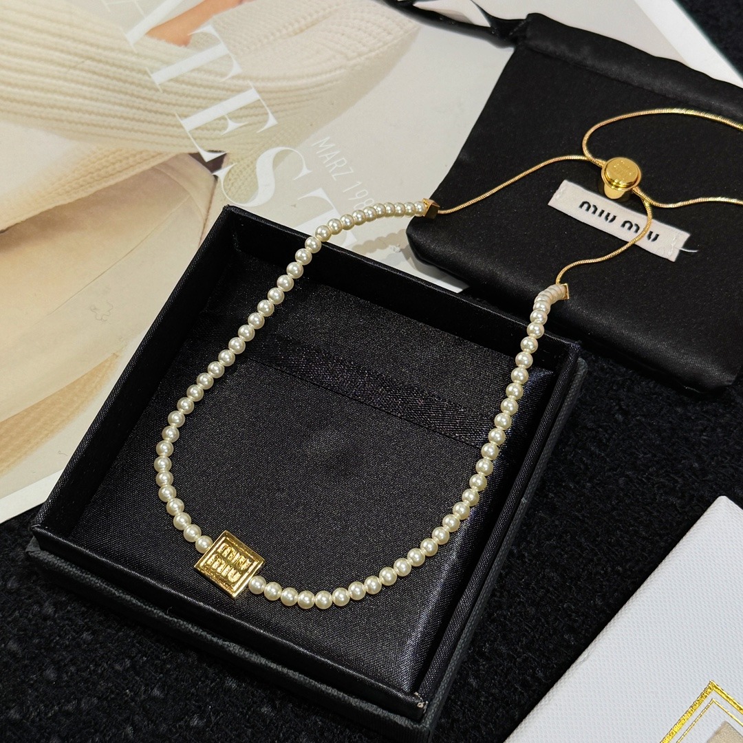 미*미우 스퀘어 이니셜 진주 목걸이