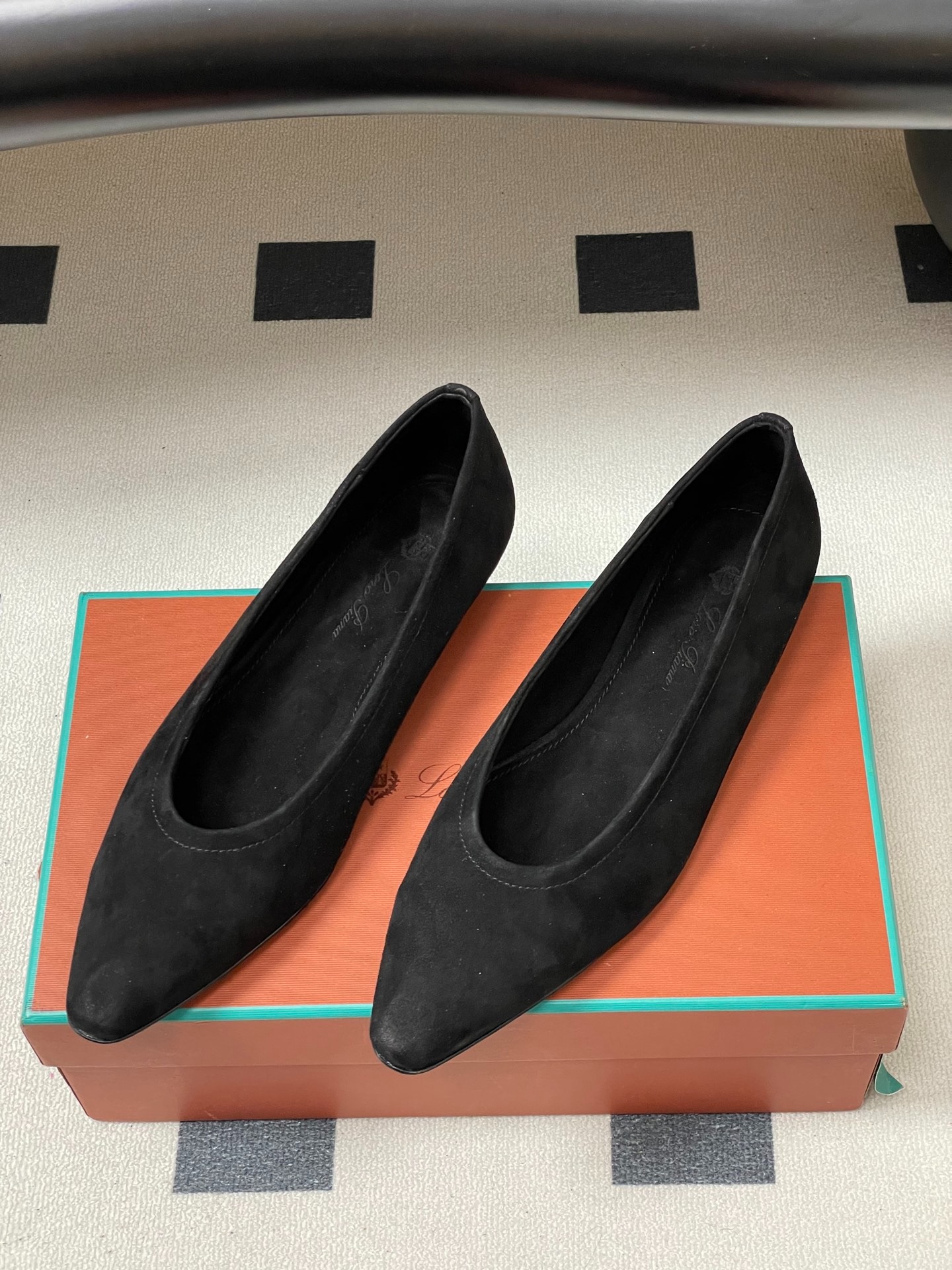 로*피아나 26s 신상 프리물라 플랫 스웨이드 단화