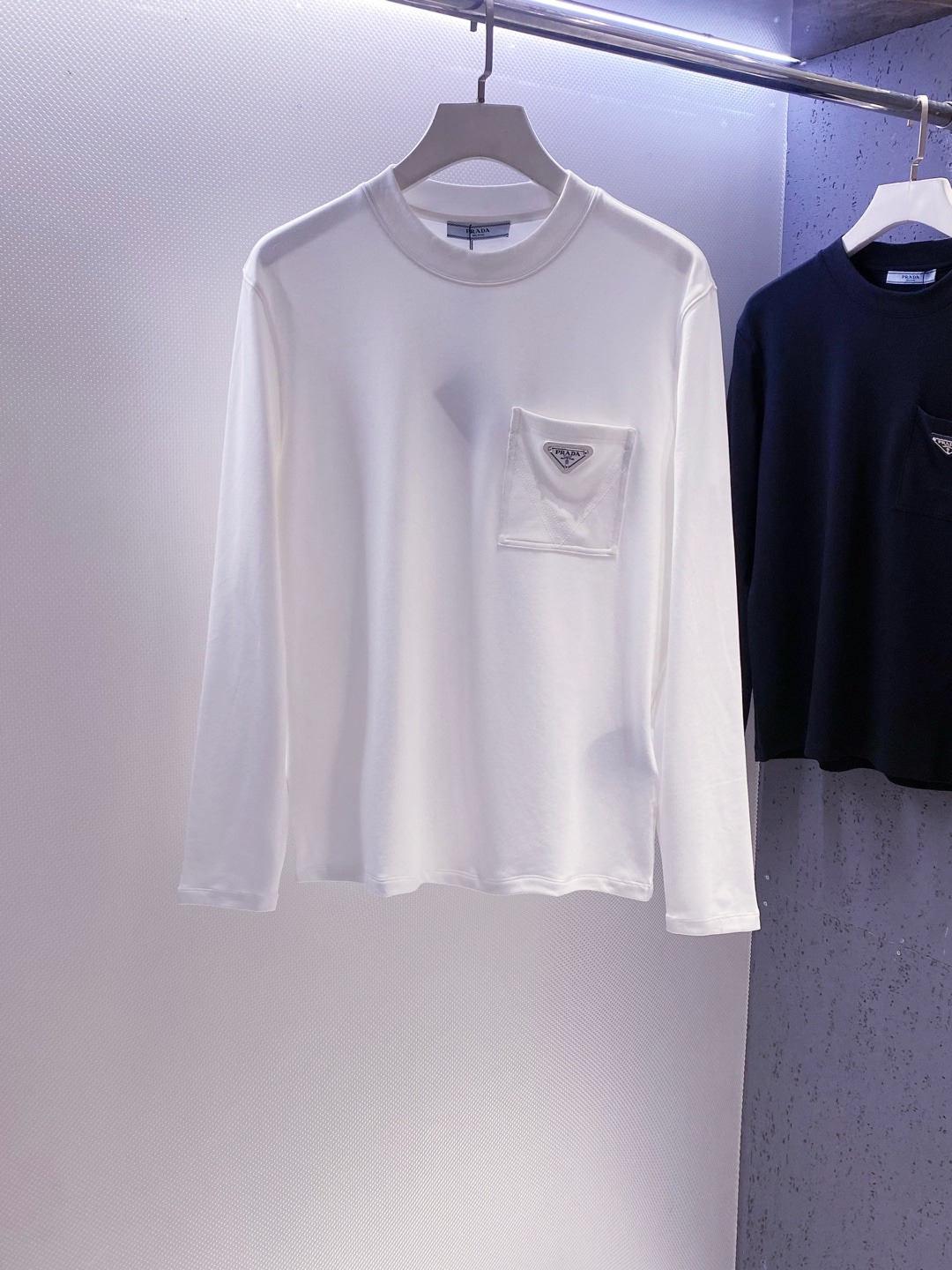 프라다 안감 기모 티셔츠