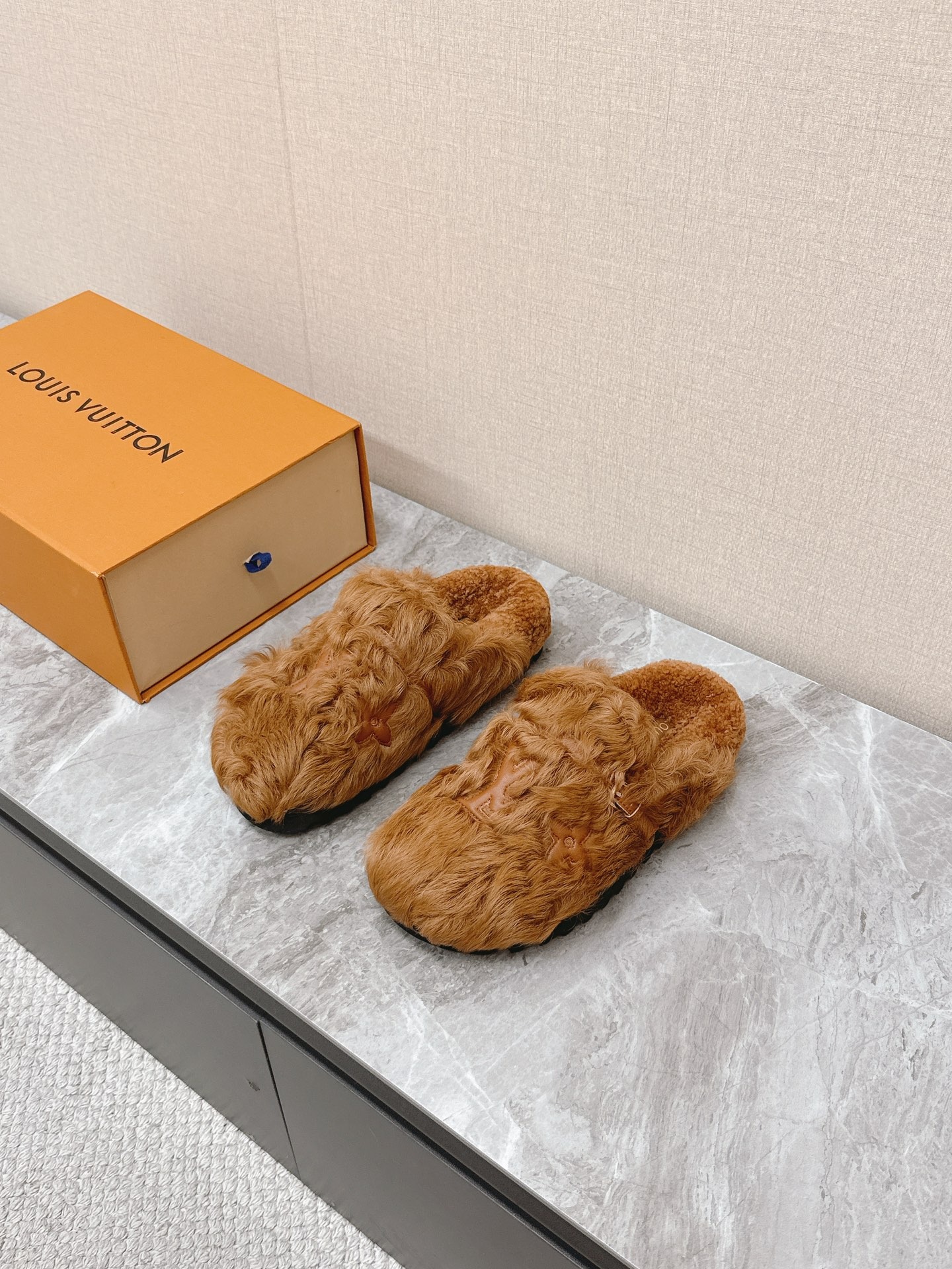 루*비통 신상 털 슬리퍼