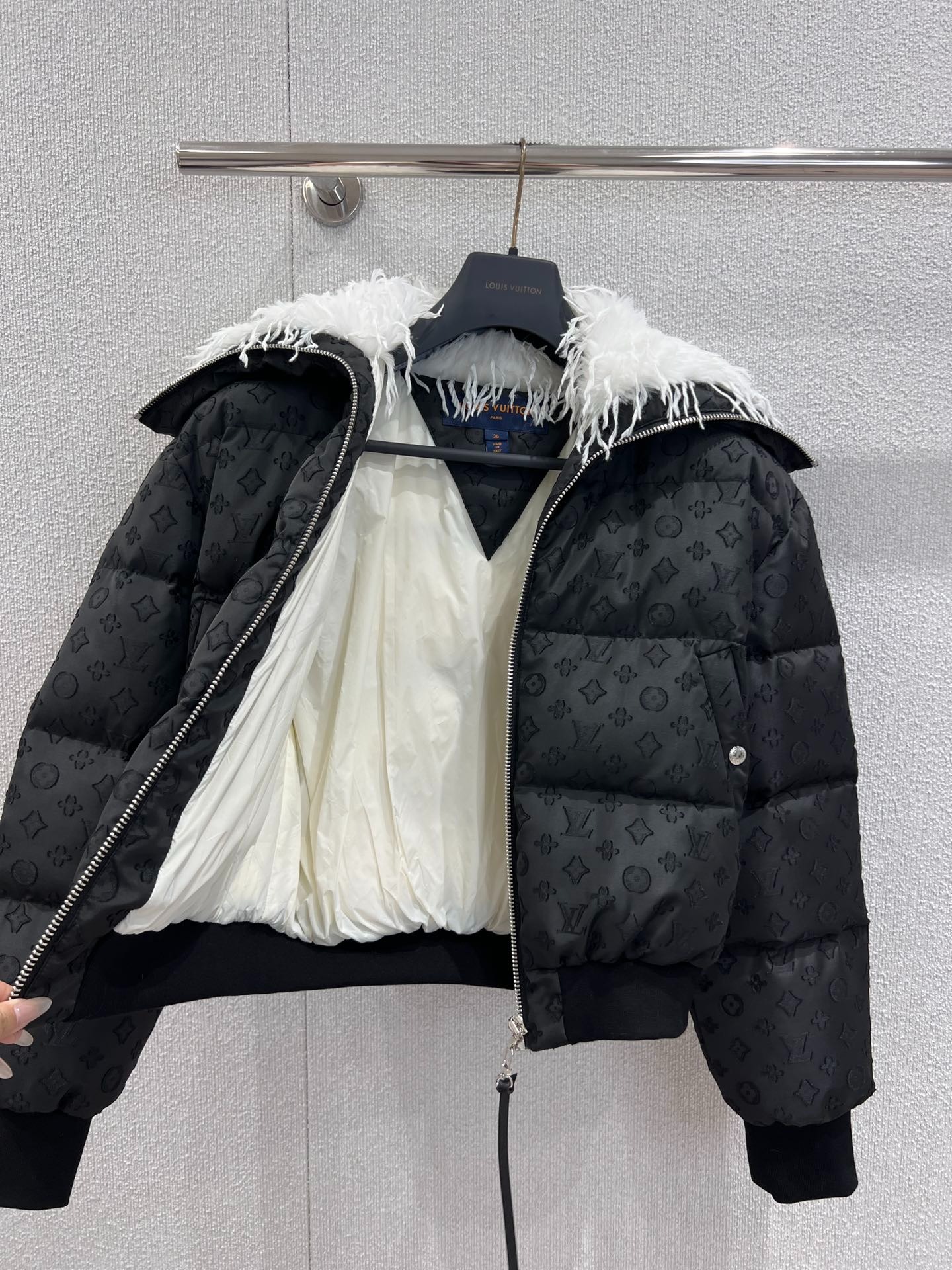 루*비통 25FW 신상 볼륨 다운 점퍼