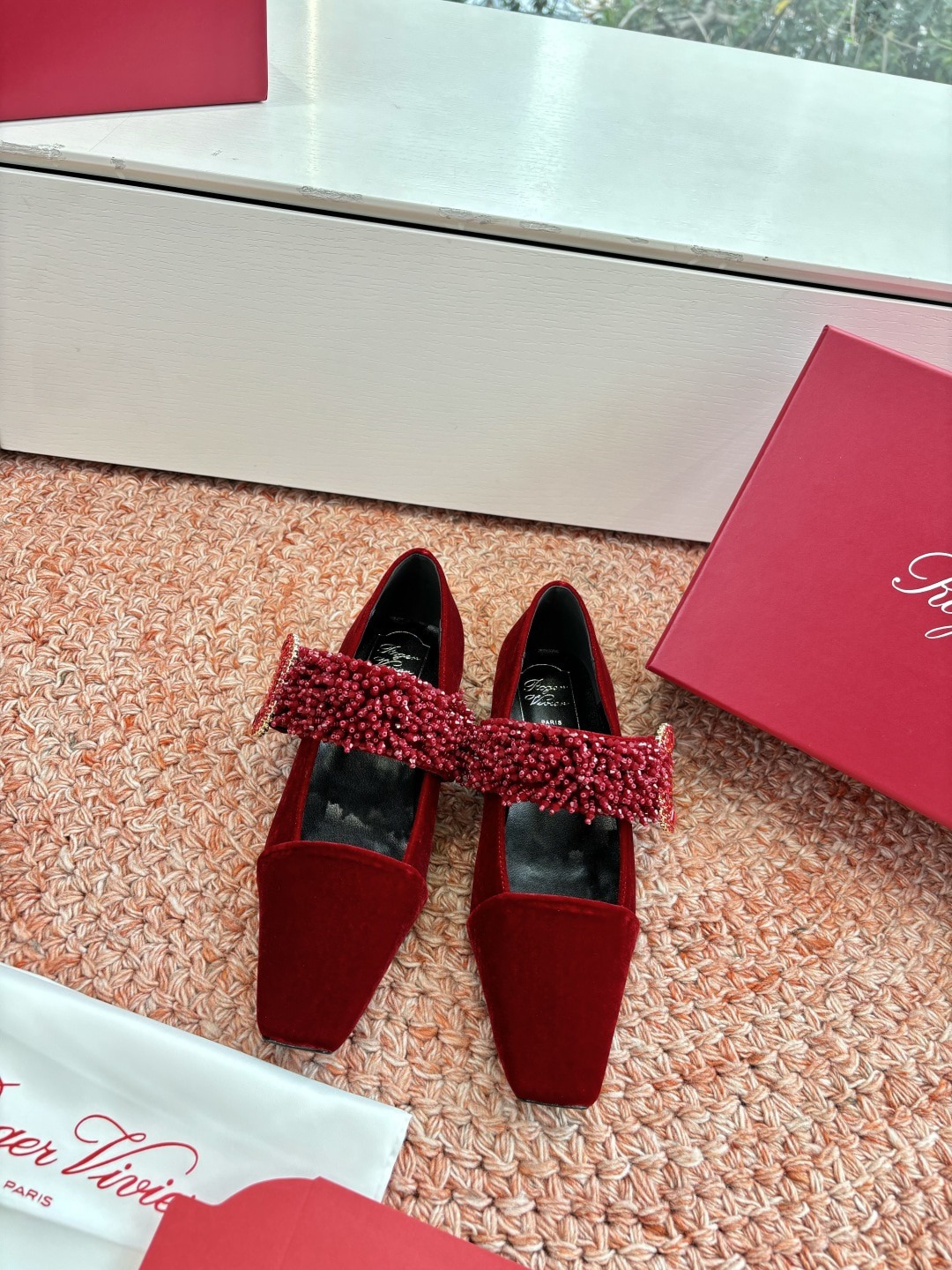 로*비비에 신상 T밴드 샌들