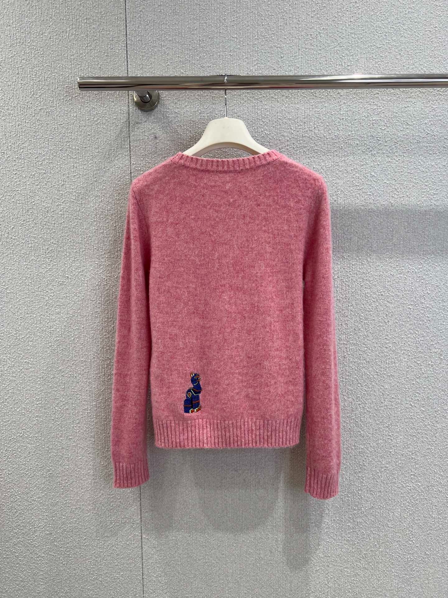 로*베 x 루*스웨인 퓨처리스트 캣 자수 스웨터