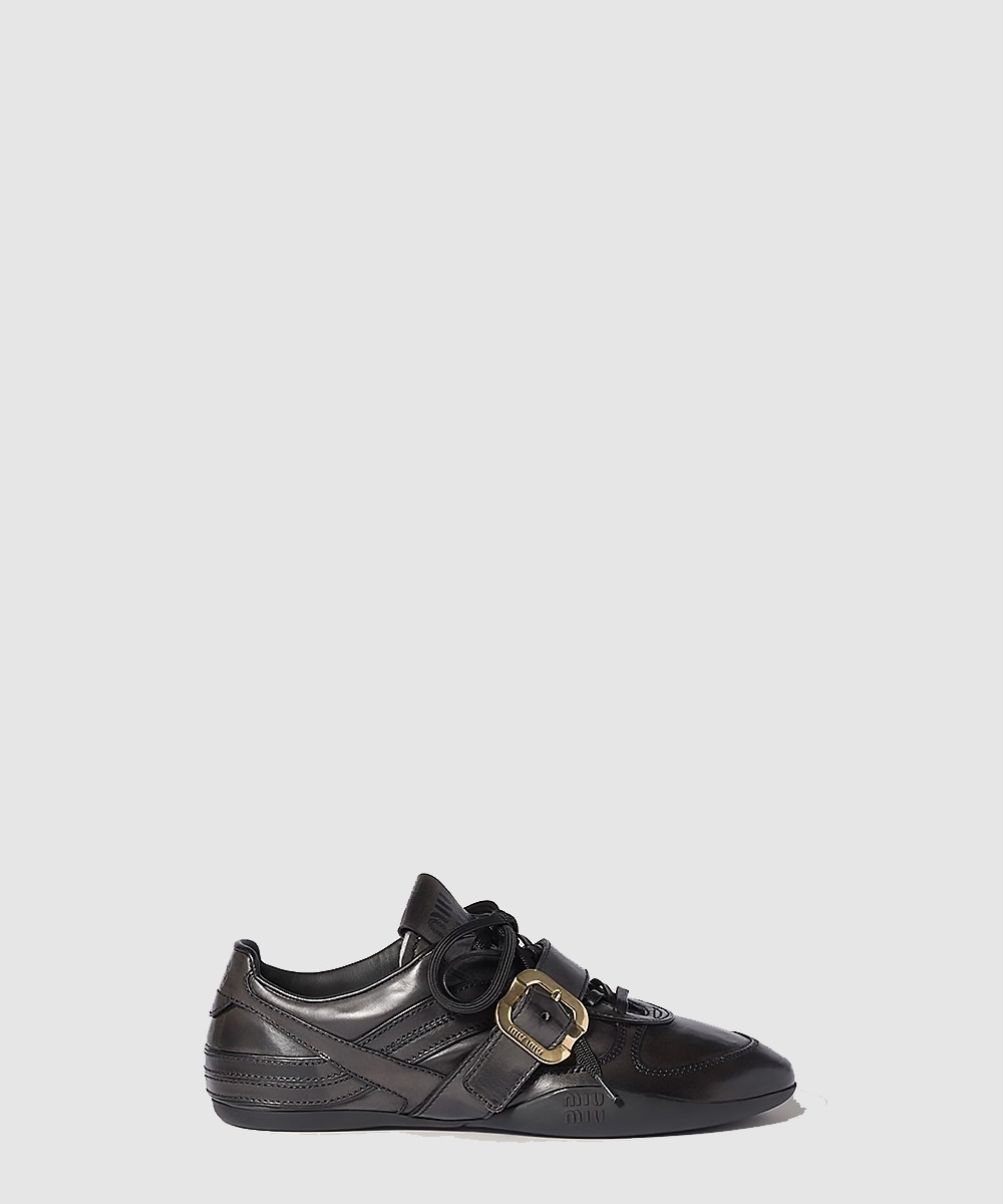 미우미우 버클 장식 가죽 스니커즈 5E549E